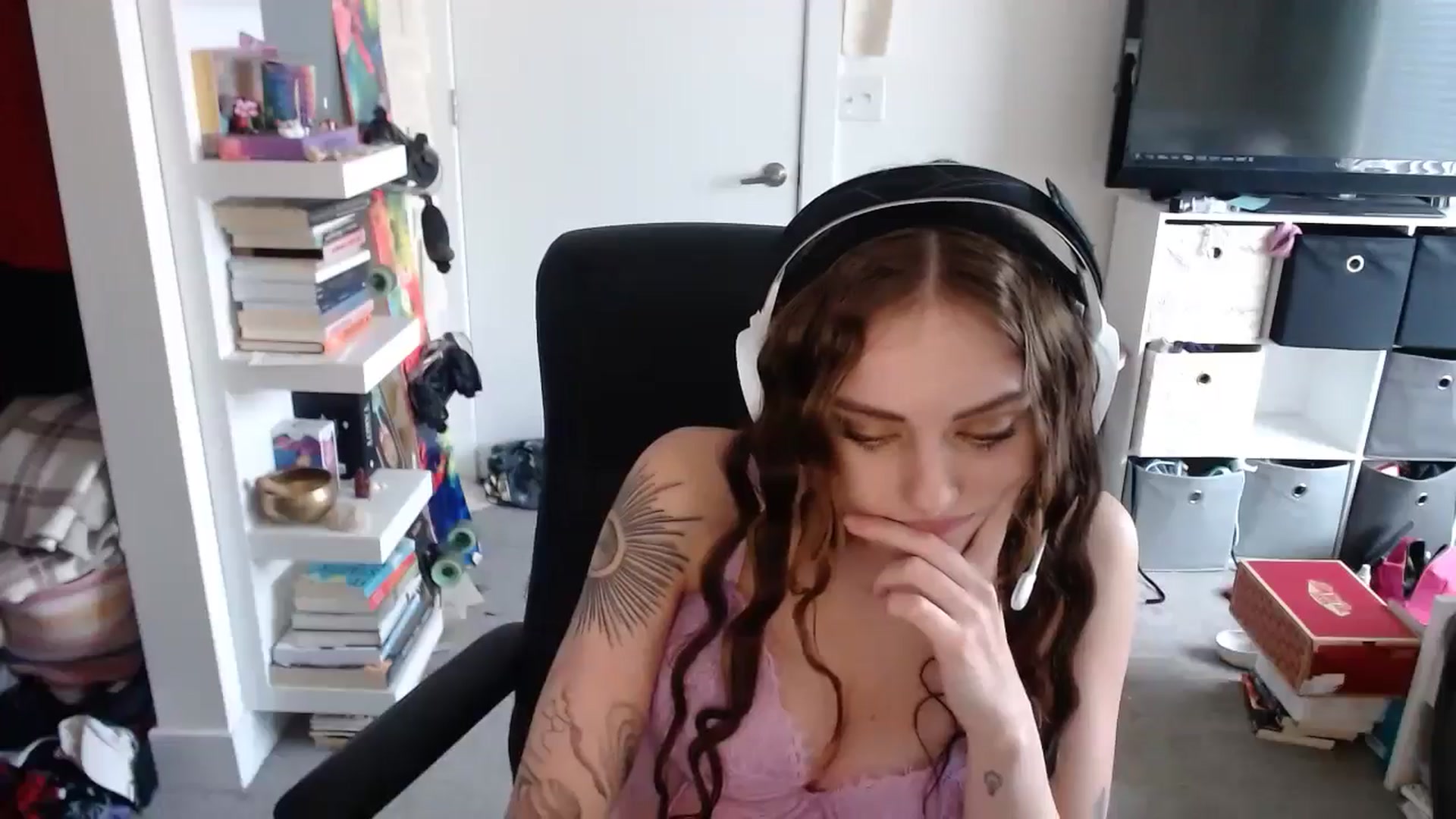Gallery image thumbnail from loveboo4u's myfreecams stream on, 08/05/2024, 21:28 image 19 of 20