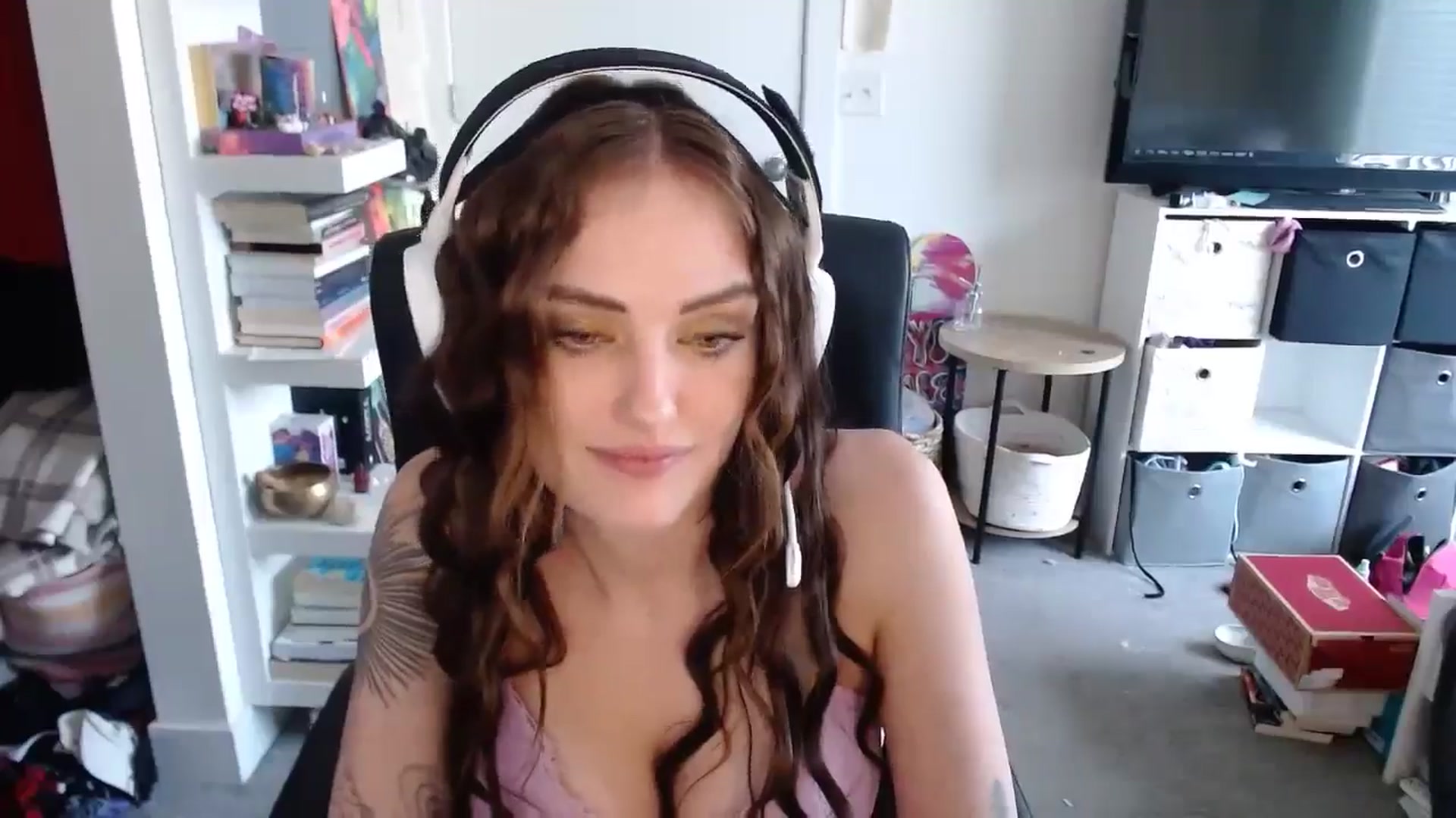 Gallery image thumbnail from loveboo4u's myfreecams stream on, 08/05/2024, 21:28 image 3 of 20