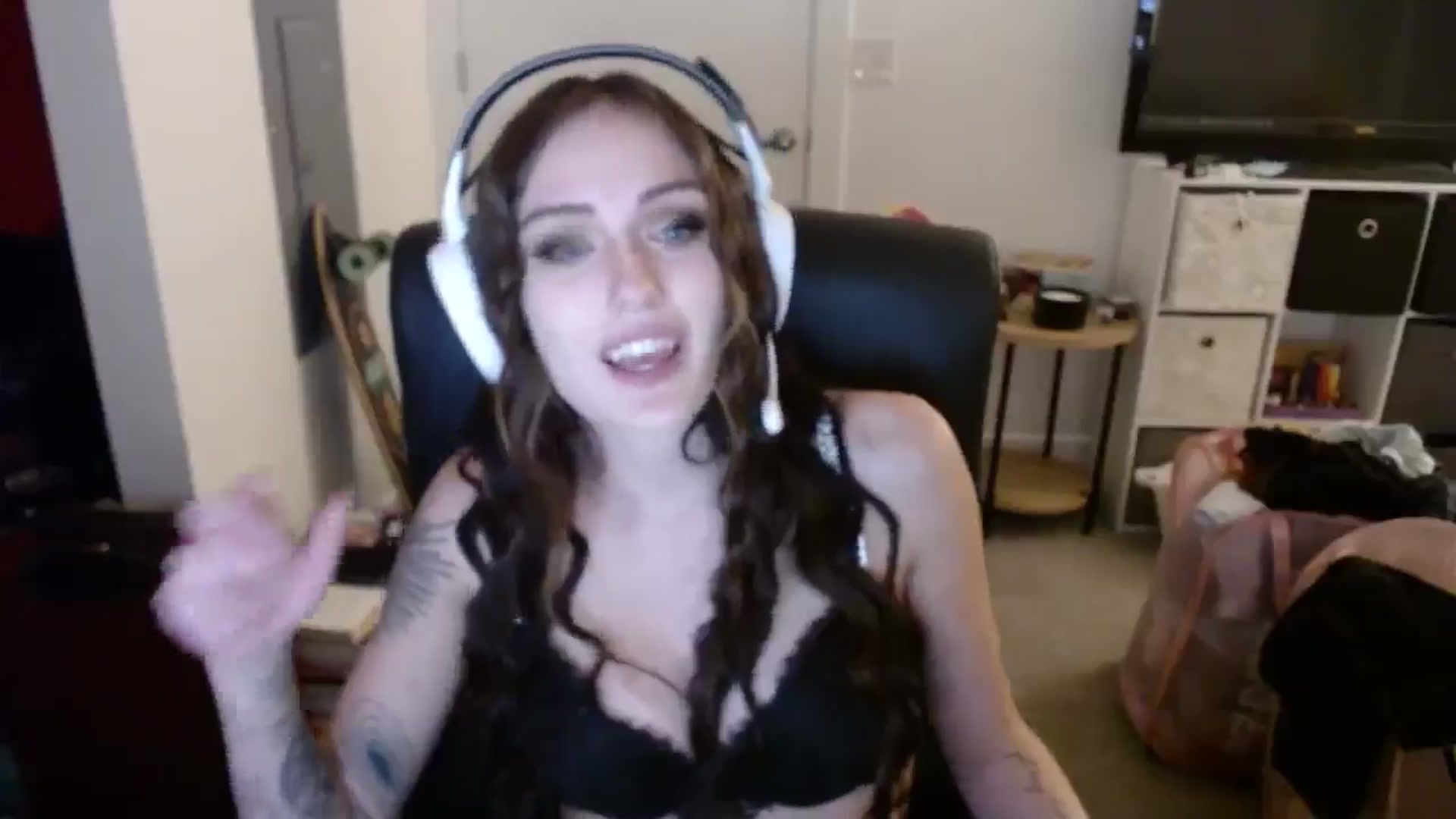 Gallery image thumbnail from loveboo4u's myfreecams stream on, 08/15/2024, 07:02 image 13 of 20