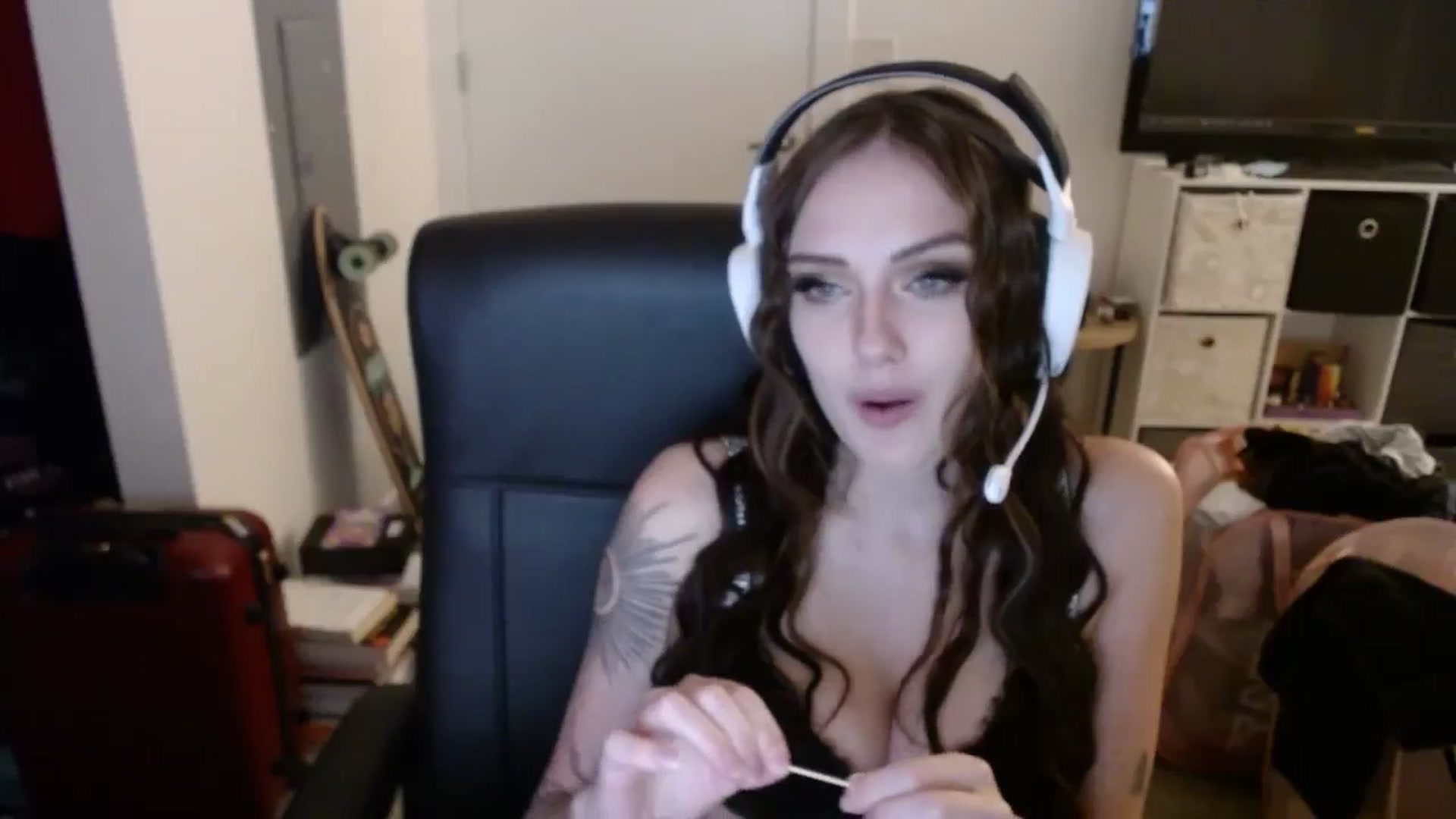 Gallery image thumbnail from loveboo4u's myfreecams stream on, 08/15/2024, 07:02 image 17 of 20