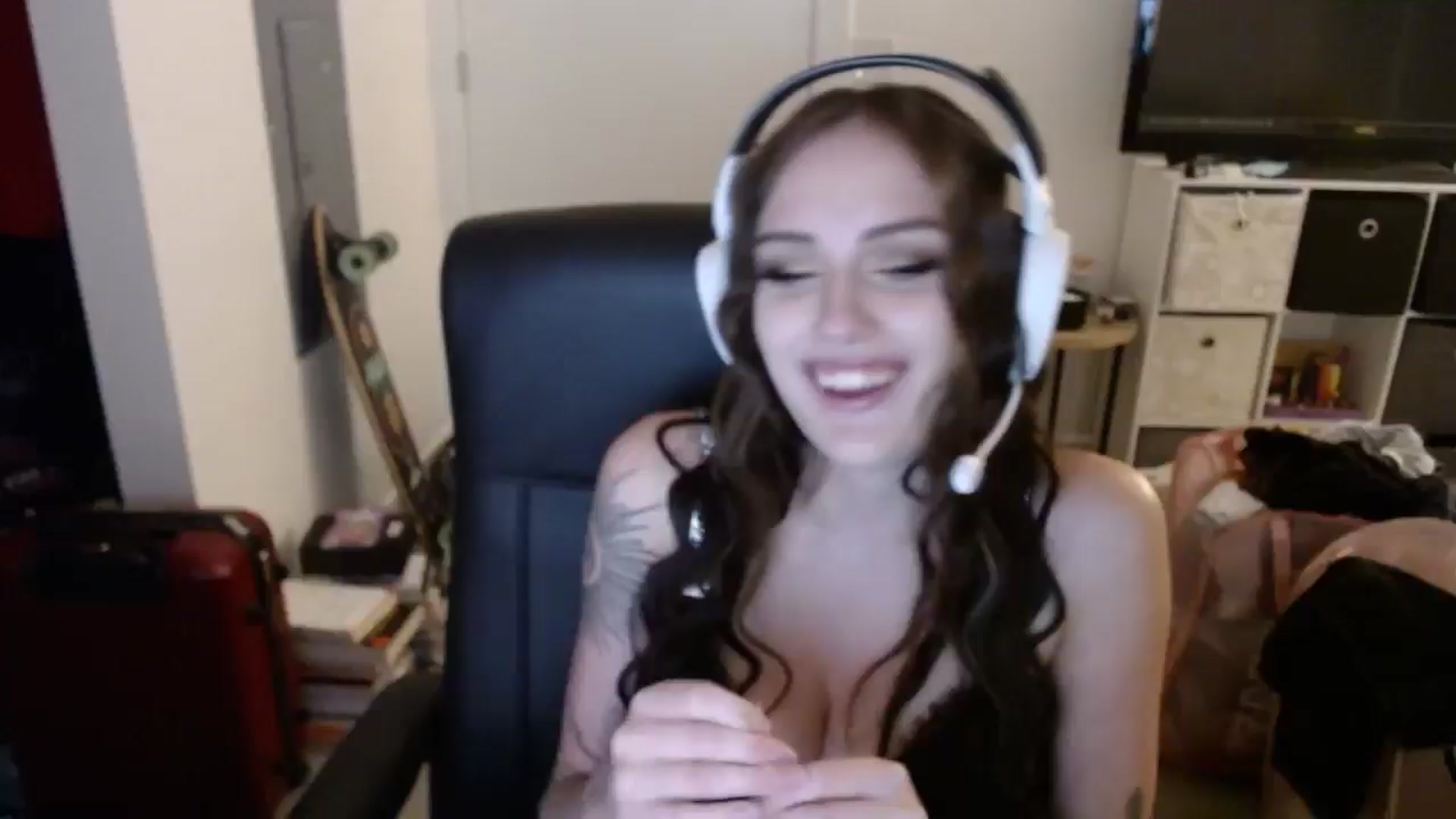 Gallery image thumbnail from loveboo4u's myfreecams stream on, 08/15/2024, 07:02 image 18 of 20