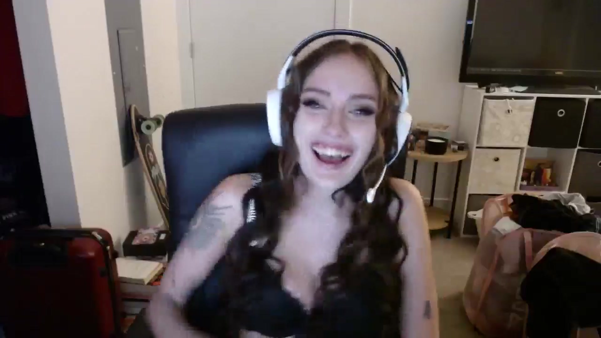 Gallery image thumbnail from loveboo4u's myfreecams stream on, 08/15/2024, 07:02 image 7 of 20
