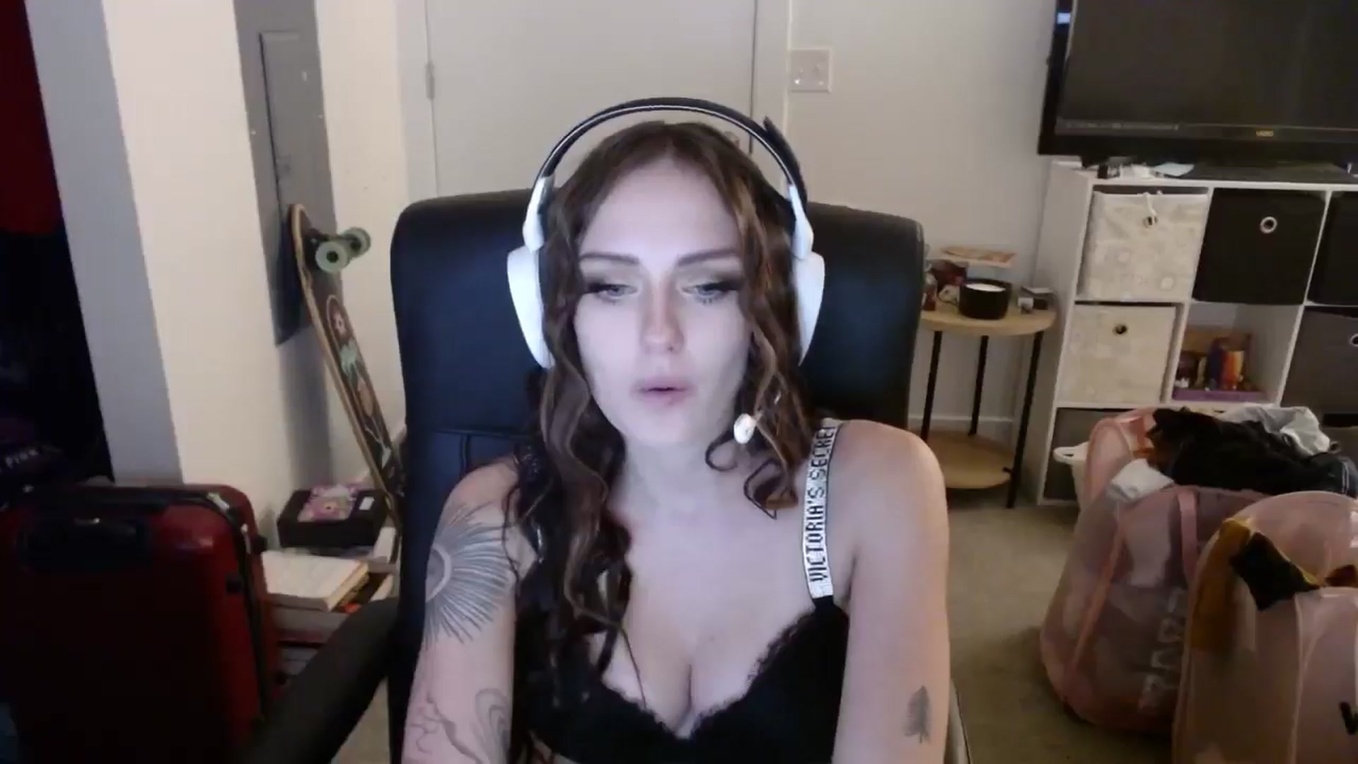Gallery image thumbnail from loveboo4u's myfreecams stream on, 08/15/2024, 08:35 image 4 of 20