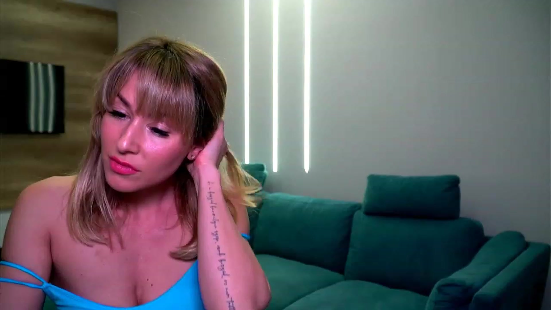 Gallery image thumbnail from lovelylollly's myfreecams stream on, 11/23/2022, 13:49 image 8 of 20