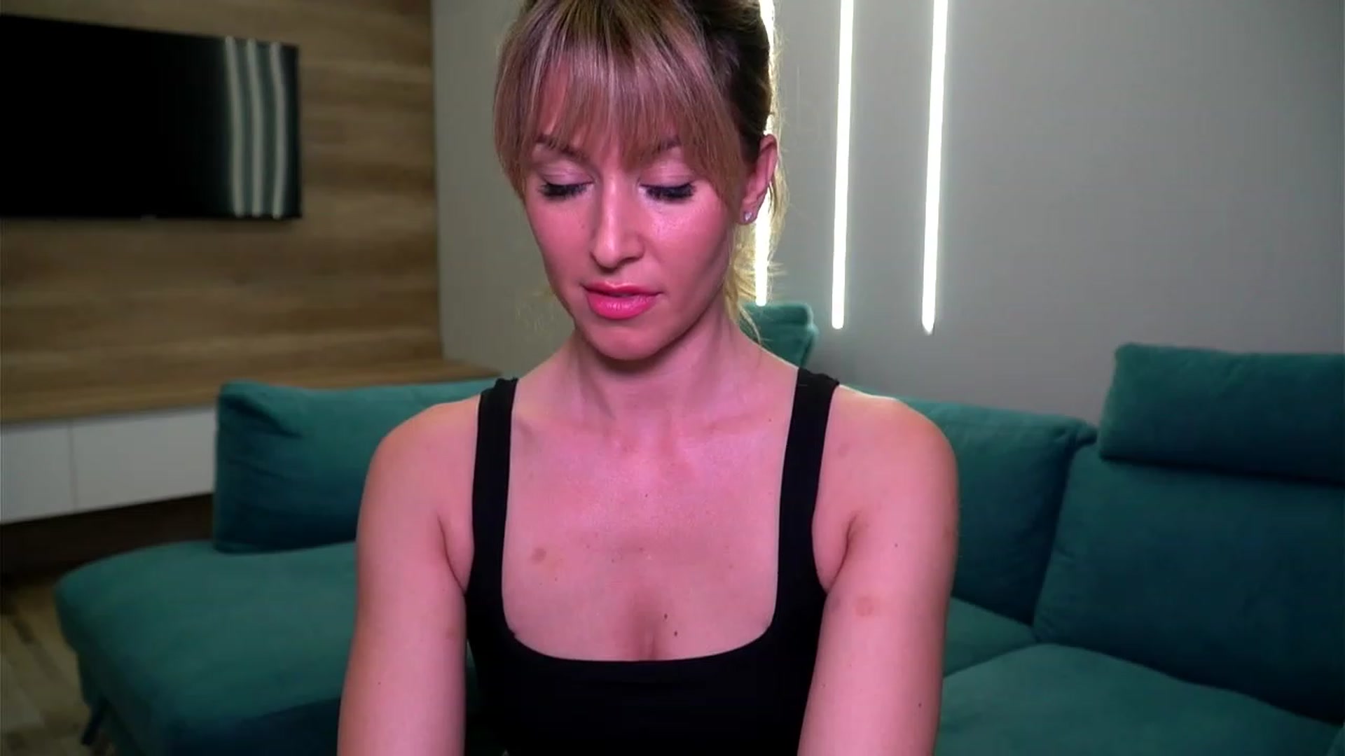 Gallery image thumbnail from lovelylollly's myfreecams stream on, 11/25/2022, 14:03 image 14 of 20