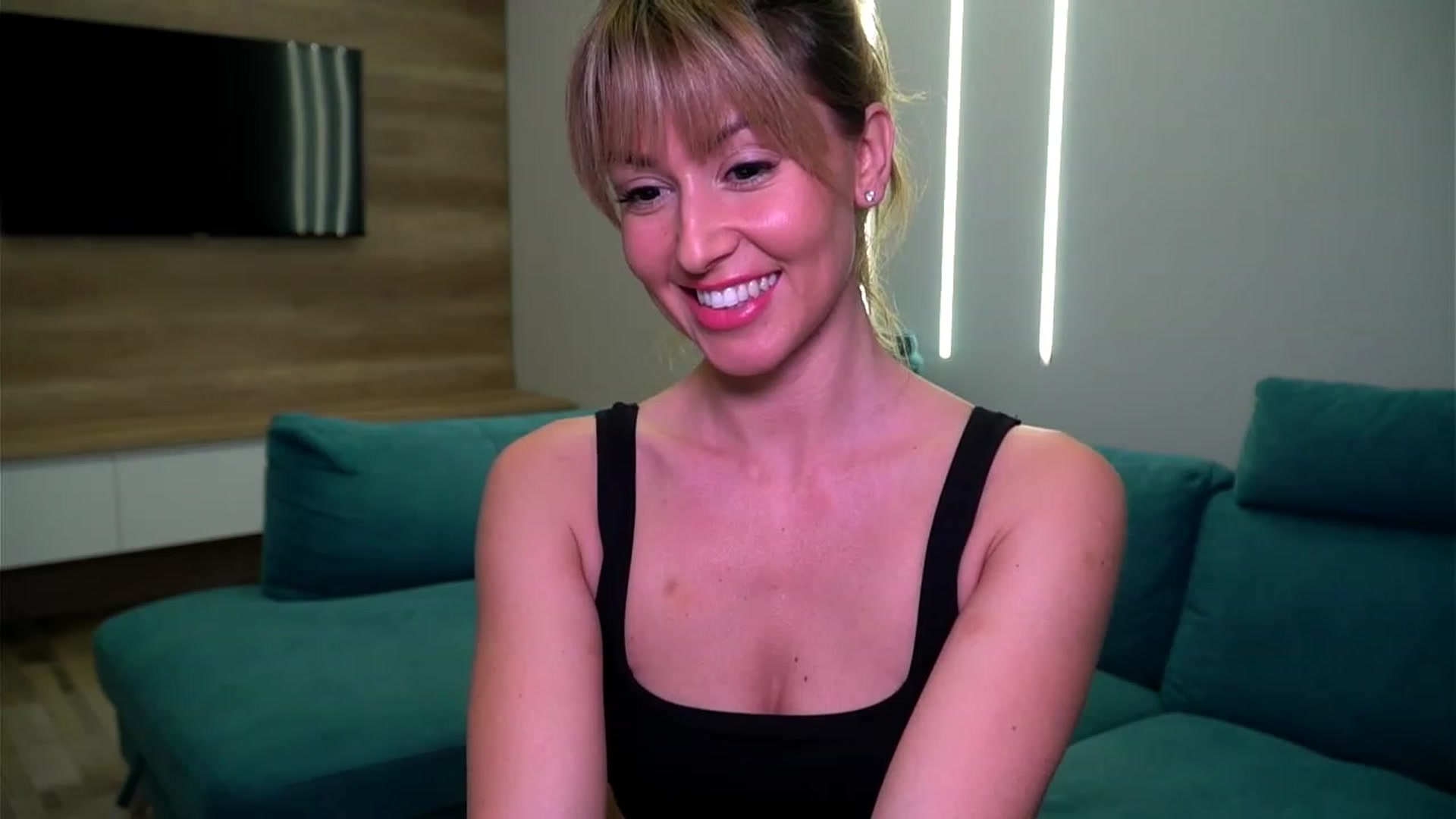 Gallery image thumbnail from lovelylollly's myfreecams stream on, 11/25/2022, 14:03 image 8 of 20