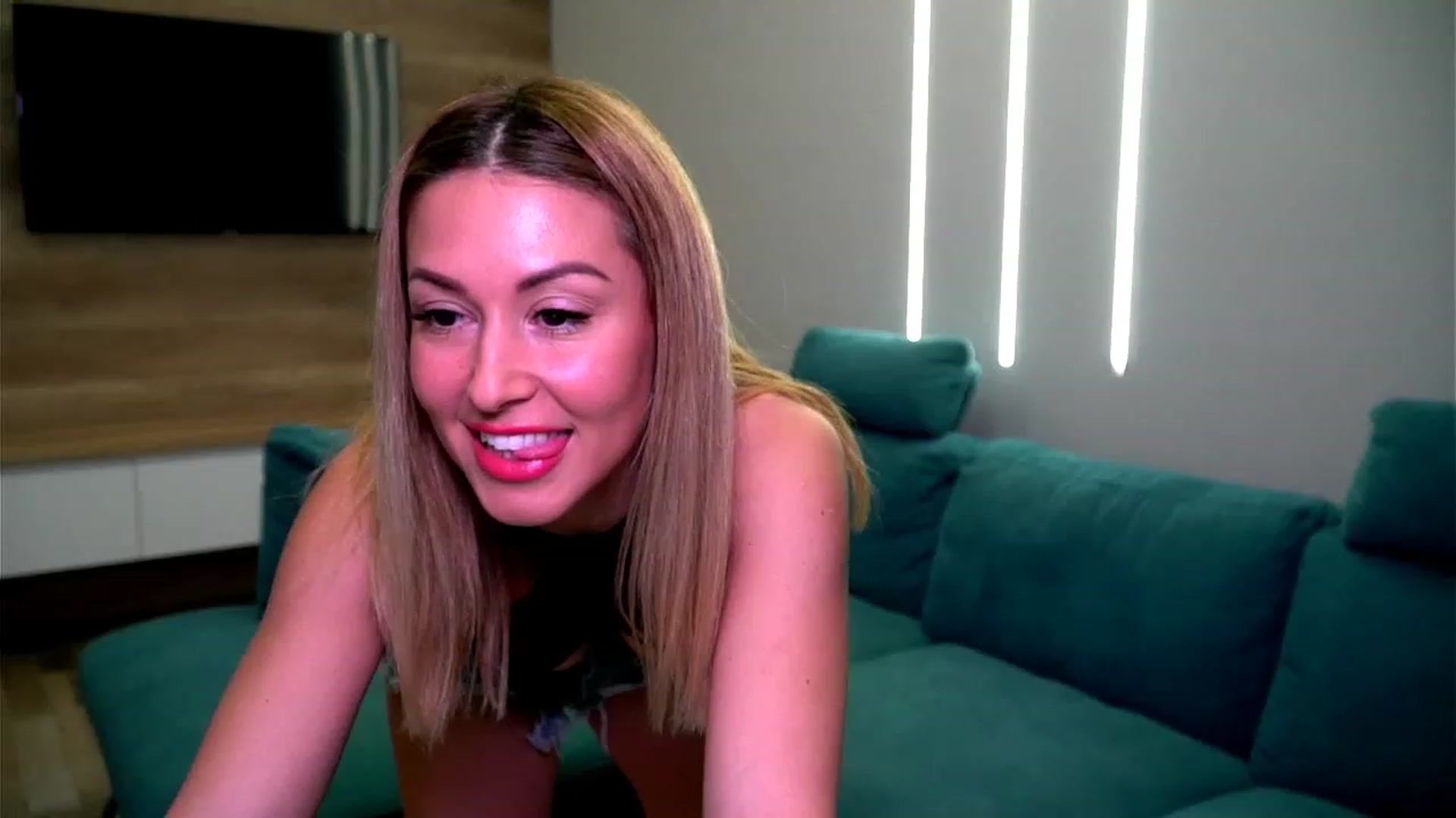 Gallery image thumbnail from lovelylollly's myfreecams stream on, 12/08/2022, 12:04 image 2 of 20