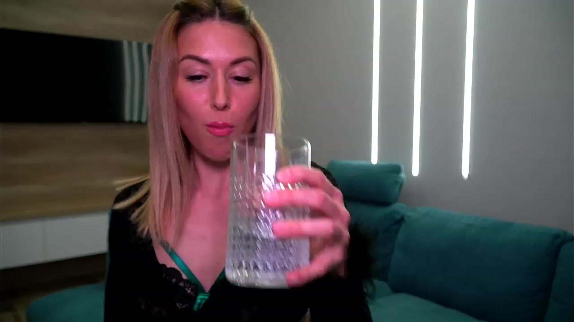 Gallery image thumbnail from lovelylollly's myfreecams stream on, 12/12/2022, 15:50 image 6 of 20