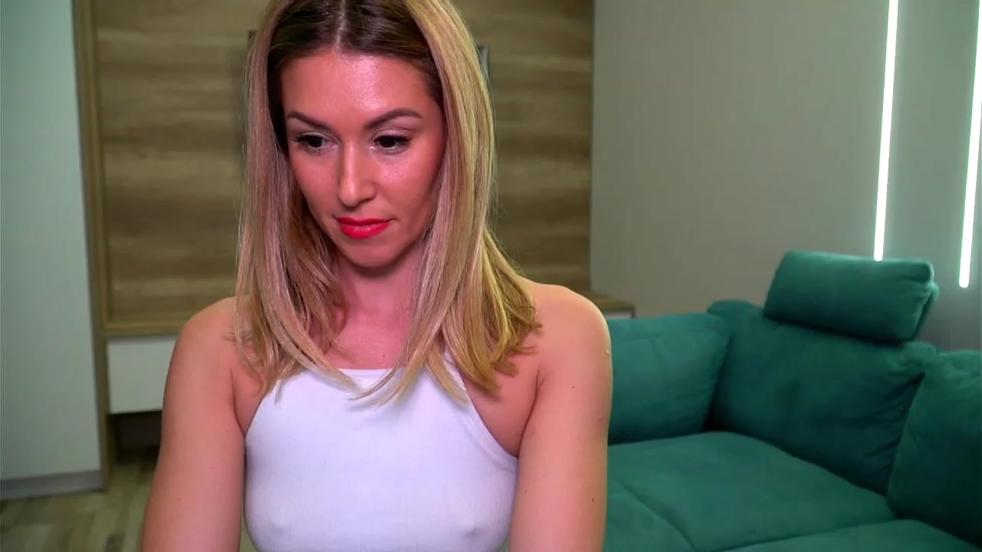 Gallery image thumbnail from lovelylollly's myfreecams stream on, 12/16/2022, 16:33 image 16 of 20