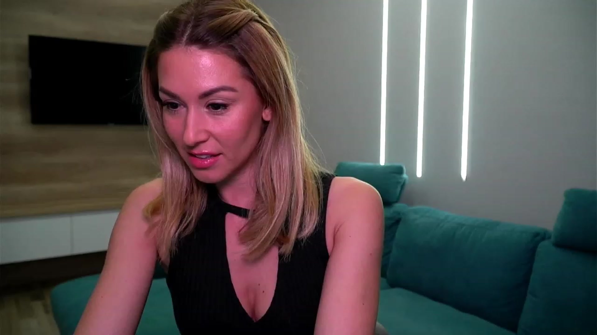 Gallery image thumbnail from lovelylollly's myfreecams stream on, 12/19/2022, 13:23 image 1 of 20