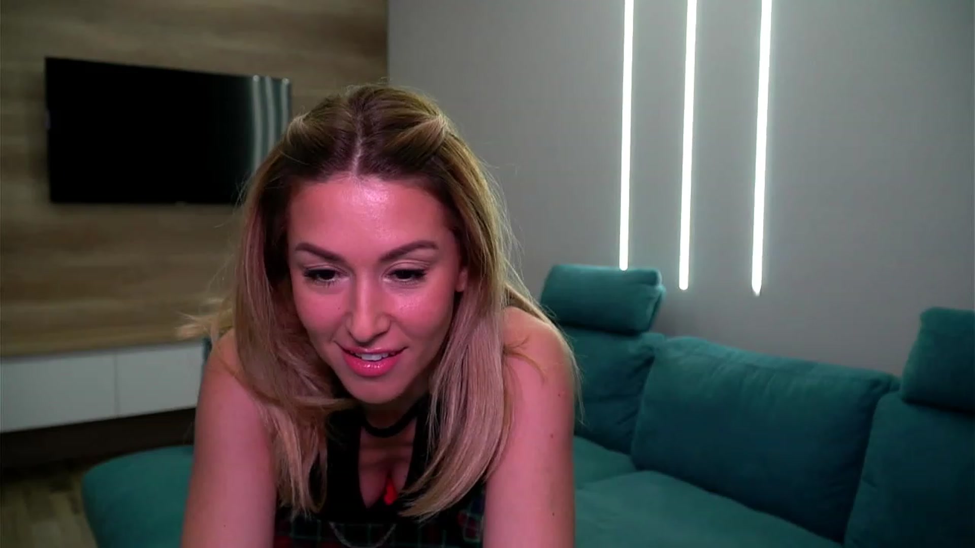 Gallery image thumbnail from lovelylollly's myfreecams stream on, 12/19/2022, 13:23 image 2 of 20