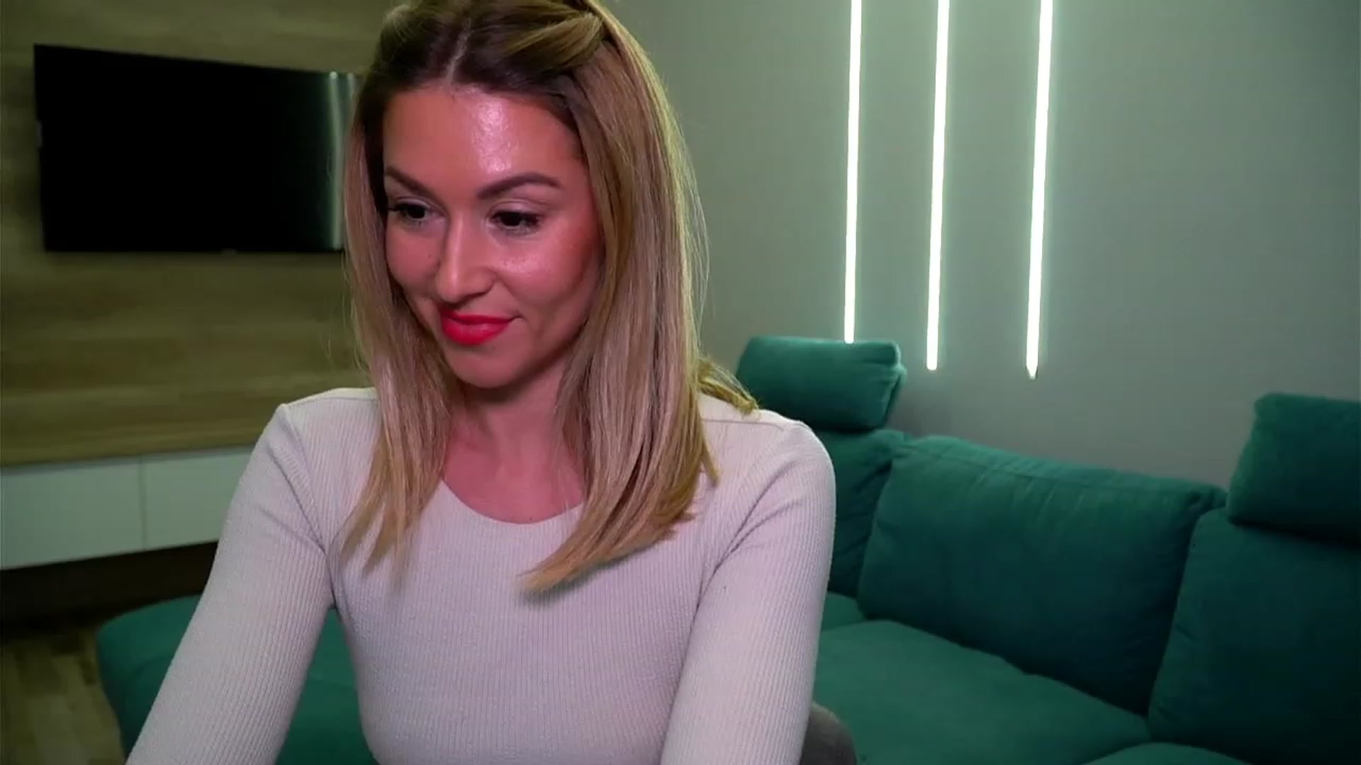 Gallery image thumbnail from lovelylollly's myfreecams stream on, 12/19/2022, 16:35 image 19 of 20