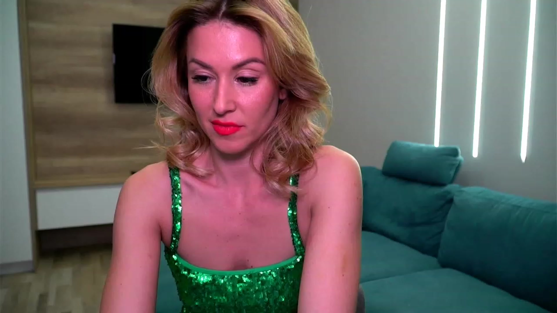 Gallery image thumbnail from lovelylollly's myfreecams stream on, 12/23/2022, 16:17 image 12 of 20