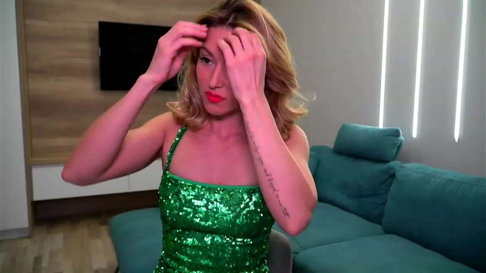 Gallery image thumbnail from lovelylollly's myfreecams stream on, 12/23/2022, 16:17 image 6 of 20
