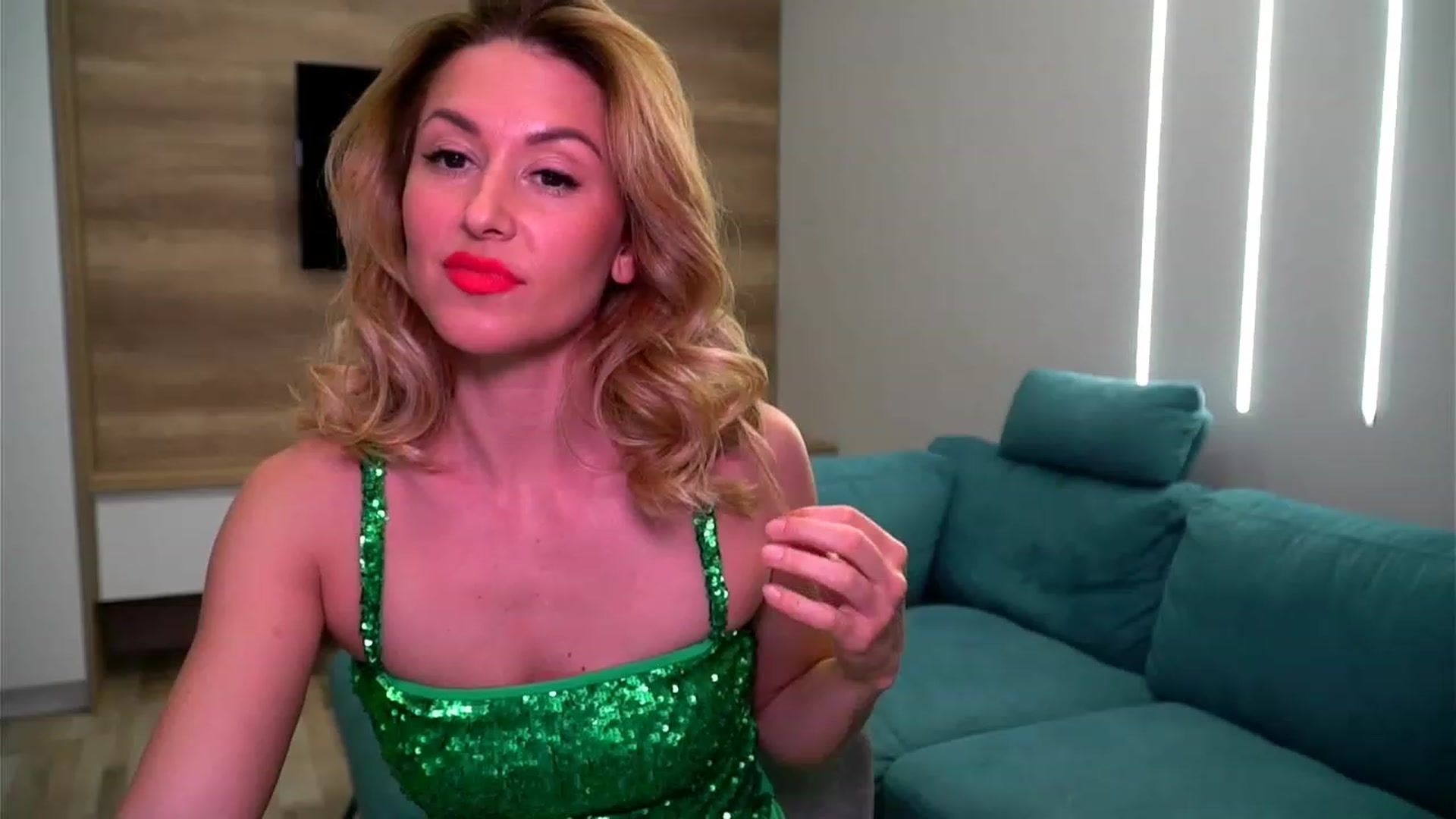 Gallery image thumbnail from lovelylollly's myfreecams stream on, 12/23/2022, 16:17 image 7 of 20