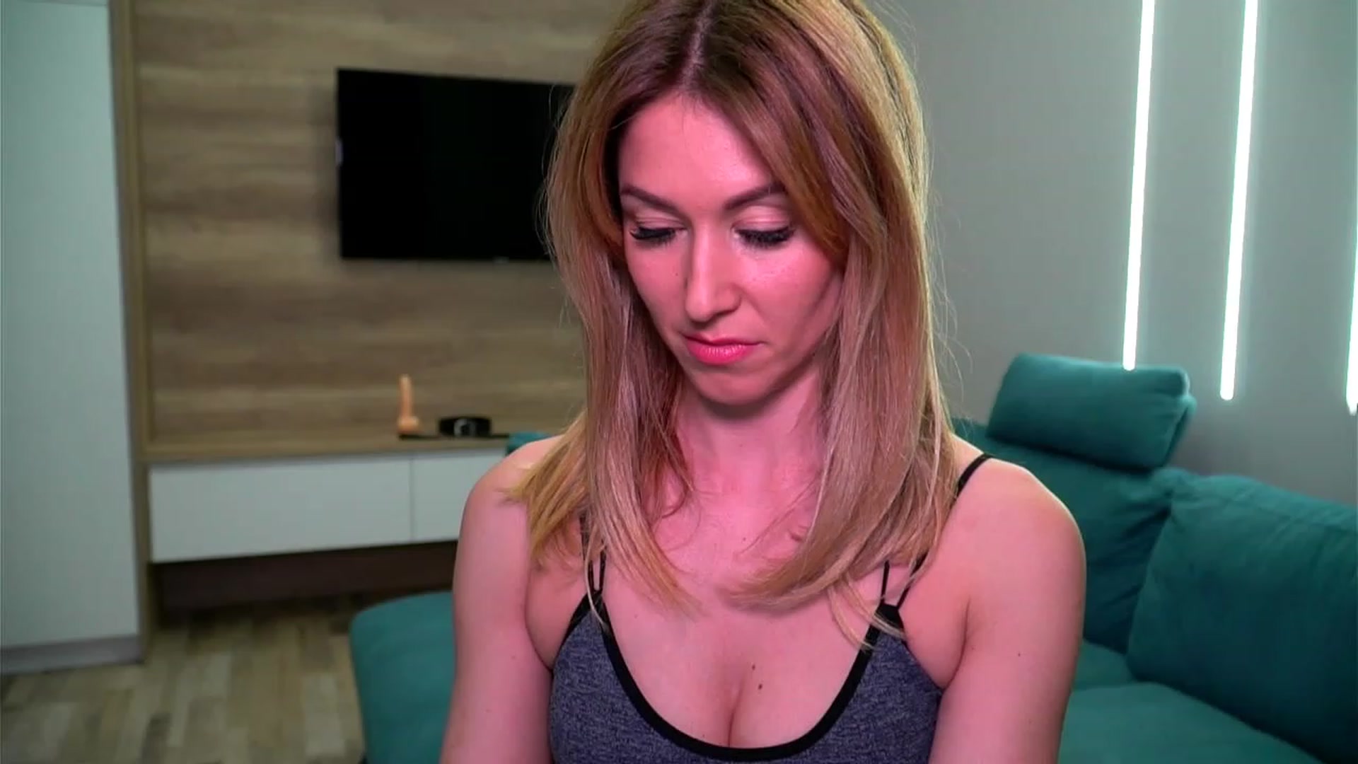 Gallery image thumbnail from lovelylollly's myfreecams stream on, 01/20/2023, 14:25 image 13 of 20