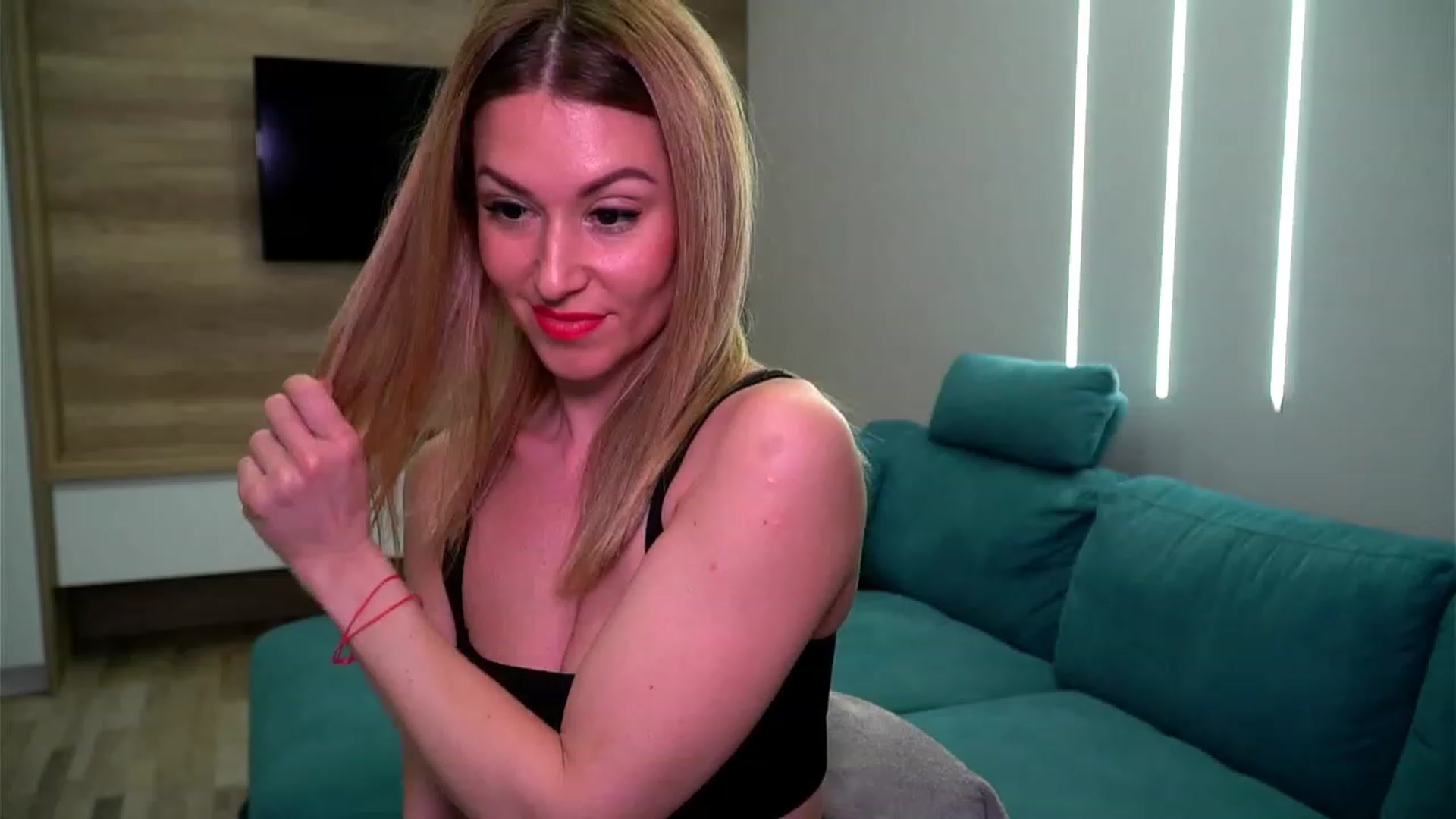 Gallery image thumbnail from lovelylollly's myfreecams stream on, 01/26/2023, 12:20 image 19 of 20