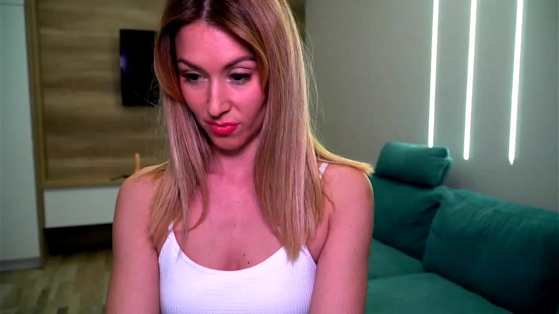 Gallery image thumbnail from lovelylollly's myfreecams stream on, 01/27/2023, 13:15 image 19 of 20