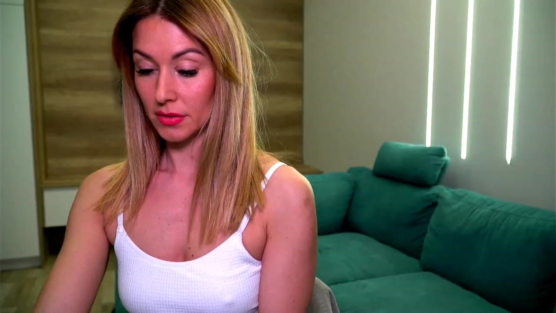 Gallery image thumbnail from lovelylollly's myfreecams stream on, 01/27/2023, 13:15 image 12 of 20