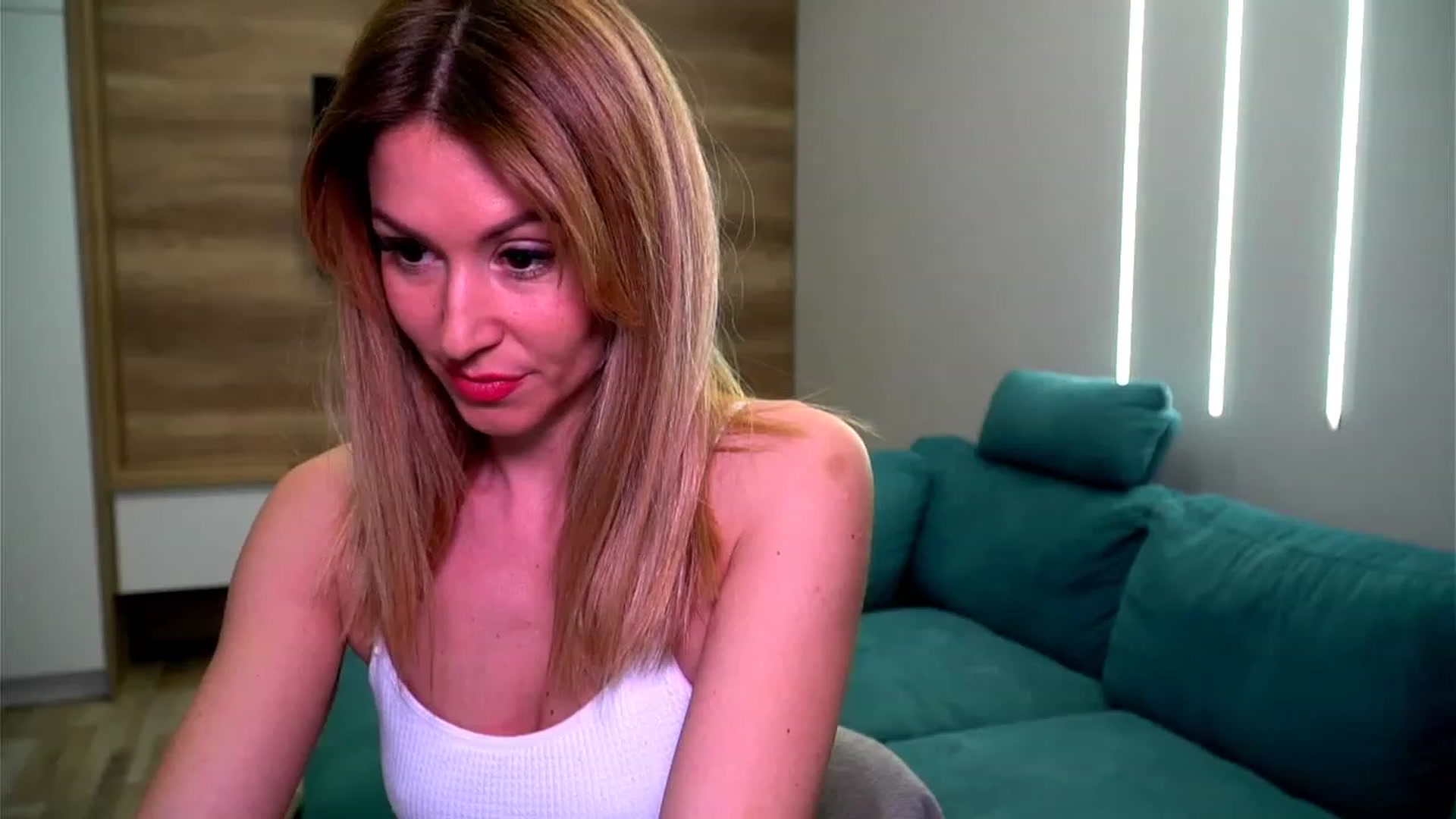 Gallery image thumbnail from lovelylollly's myfreecams stream on, 01/27/2023, 13:38 image 7 of 20
