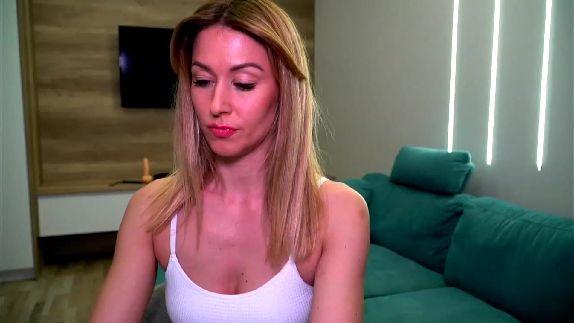 Gallery image thumbnail from lovelylollly's myfreecams stream on, 01/27/2023, 15:01 image 8 of 20