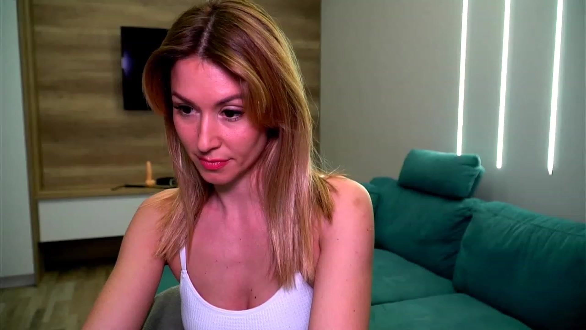 Gallery image thumbnail from lovelylollly's myfreecams stream on, 01/27/2023, 15:01 image 12 of 20