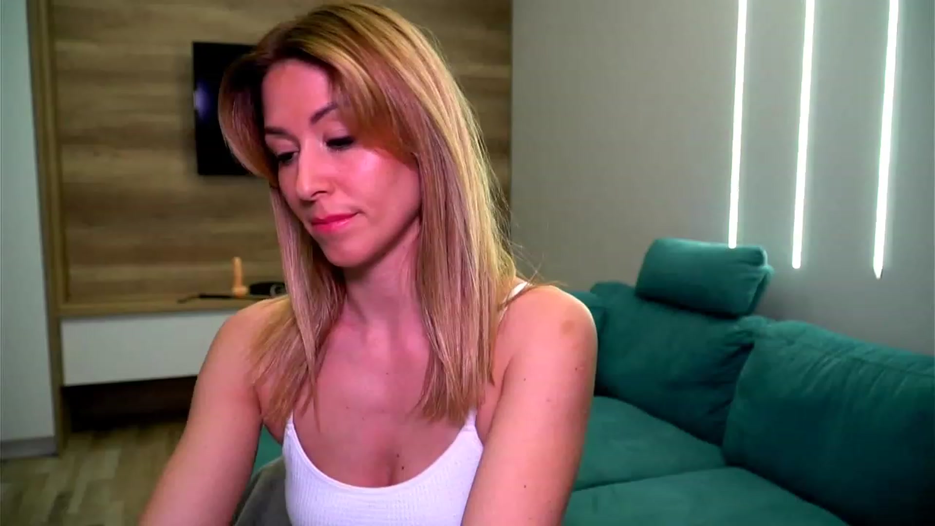 Gallery image thumbnail from lovelylollly's myfreecams stream on, 01/27/2023, 15:01 image 15 of 20