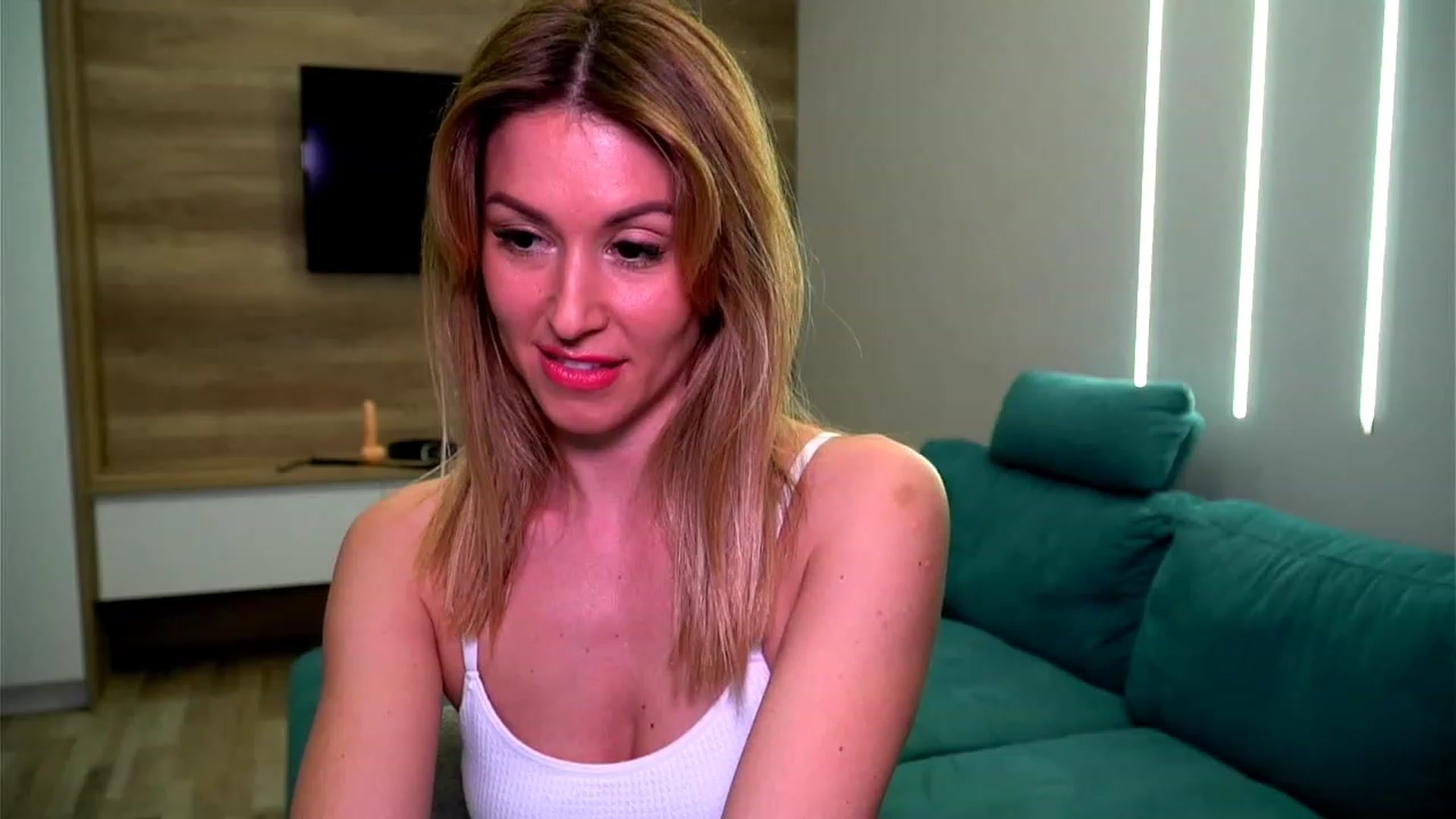 Gallery image thumbnail from lovelylollly's myfreecams stream on, 01/27/2023, 15:01 image 19 of 20