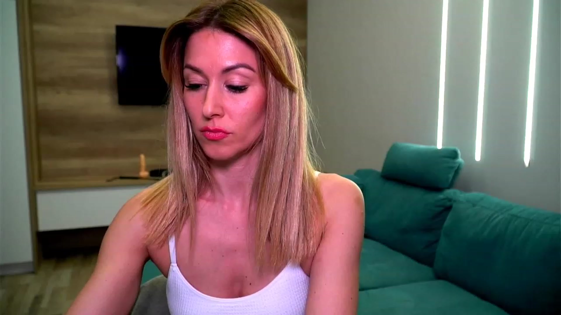 Gallery image thumbnail from lovelylollly's myfreecams stream on, 01/27/2023, 15:01 image 10 of 20