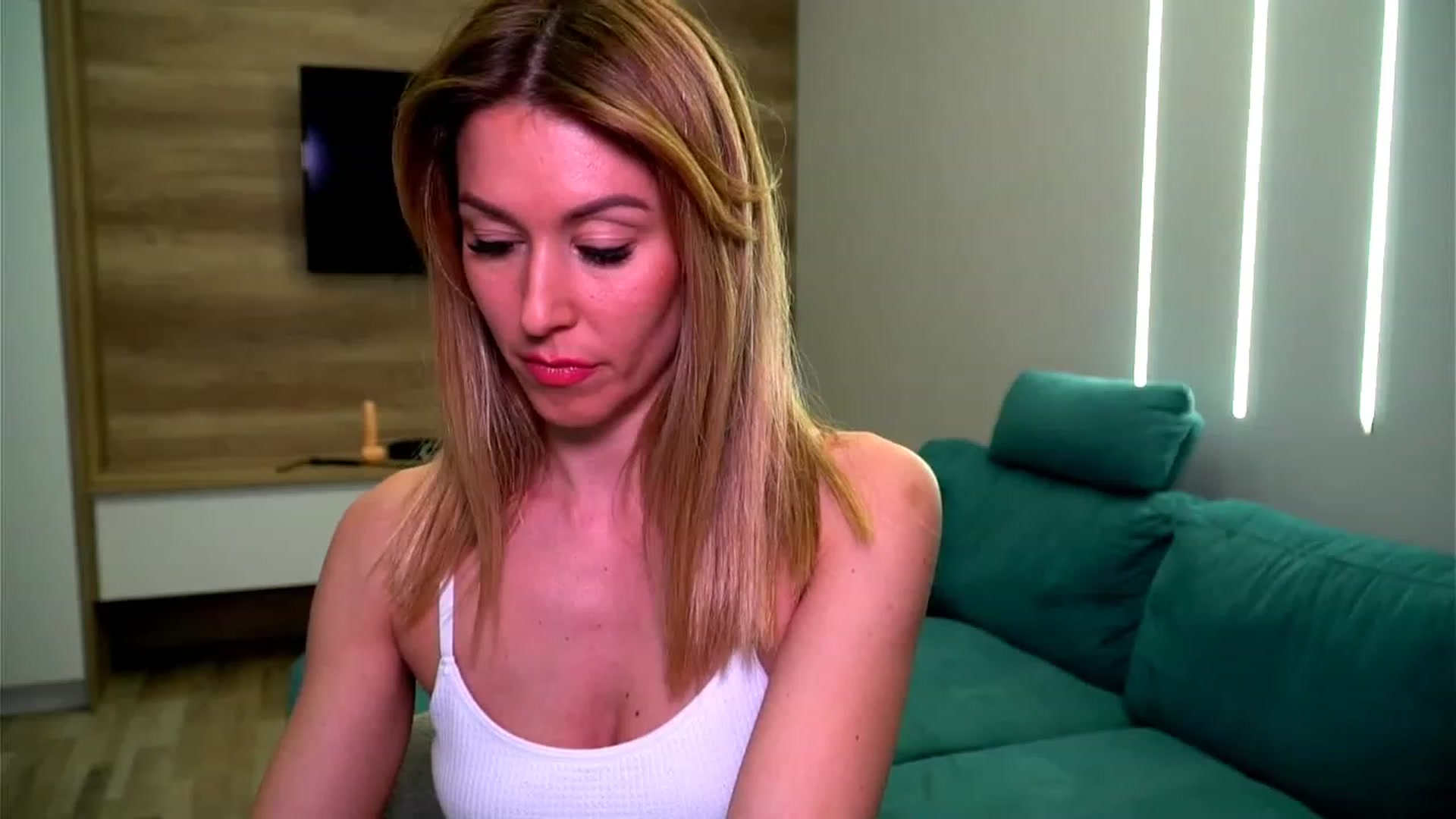 Gallery image thumbnail from lovelylollly's myfreecams stream on, 01/27/2023, 15:01 image 4 of 20