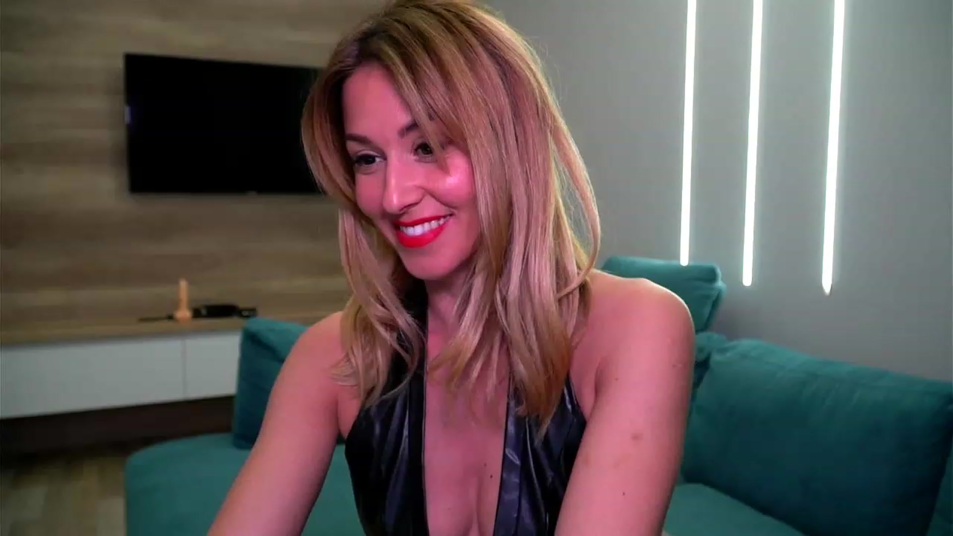 Gallery image thumbnail from lovelylollly's myfreecams stream on, 02/15/2023, 13:50 image 18 of 20