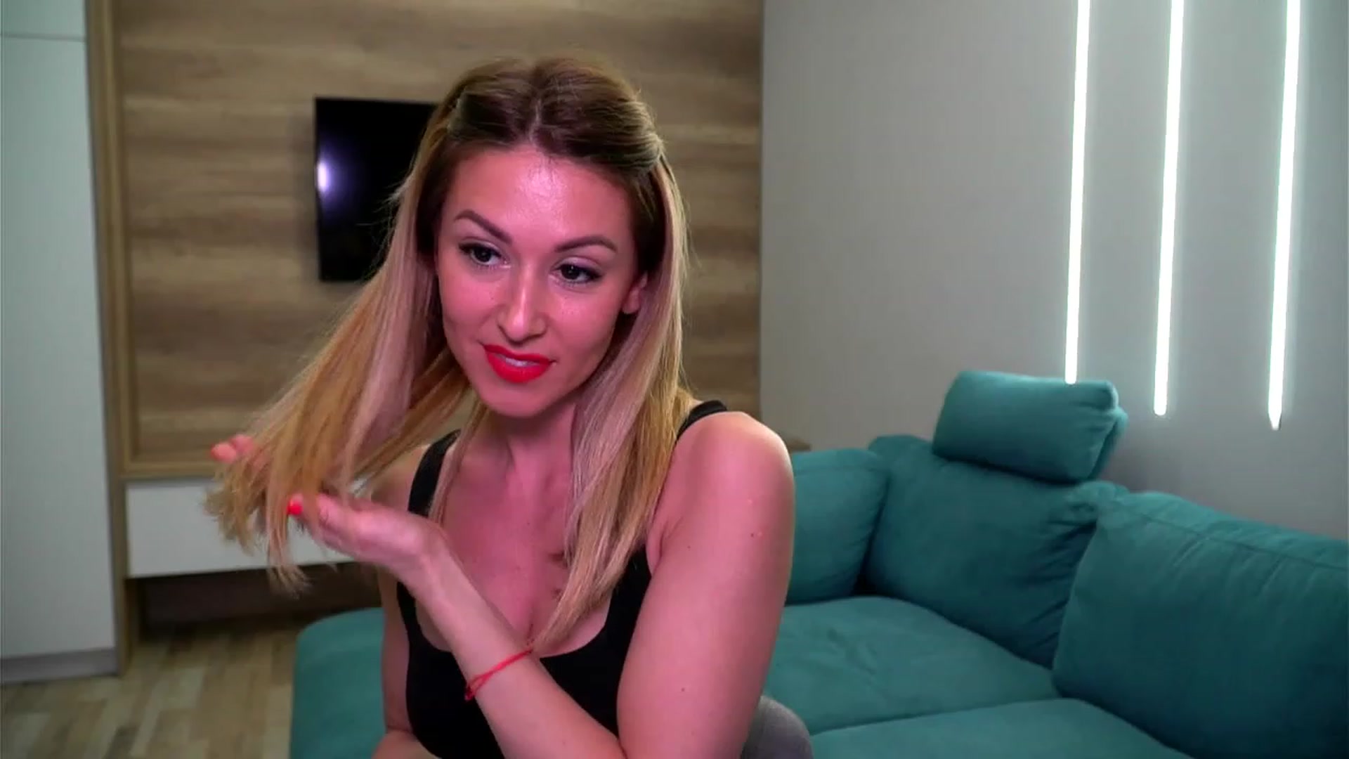 Gallery image thumbnail from lovelylollly's myfreecams stream on, 02/22/2023, 12:15 image 17 of 20