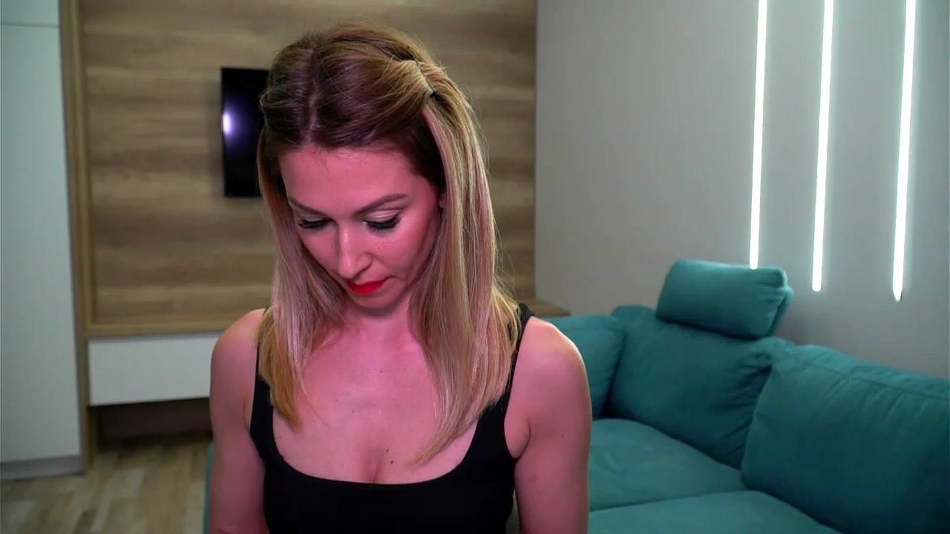 Gallery image thumbnail from lovelylollly's myfreecams stream on, 02/22/2023, 12:15 image 10 of 20