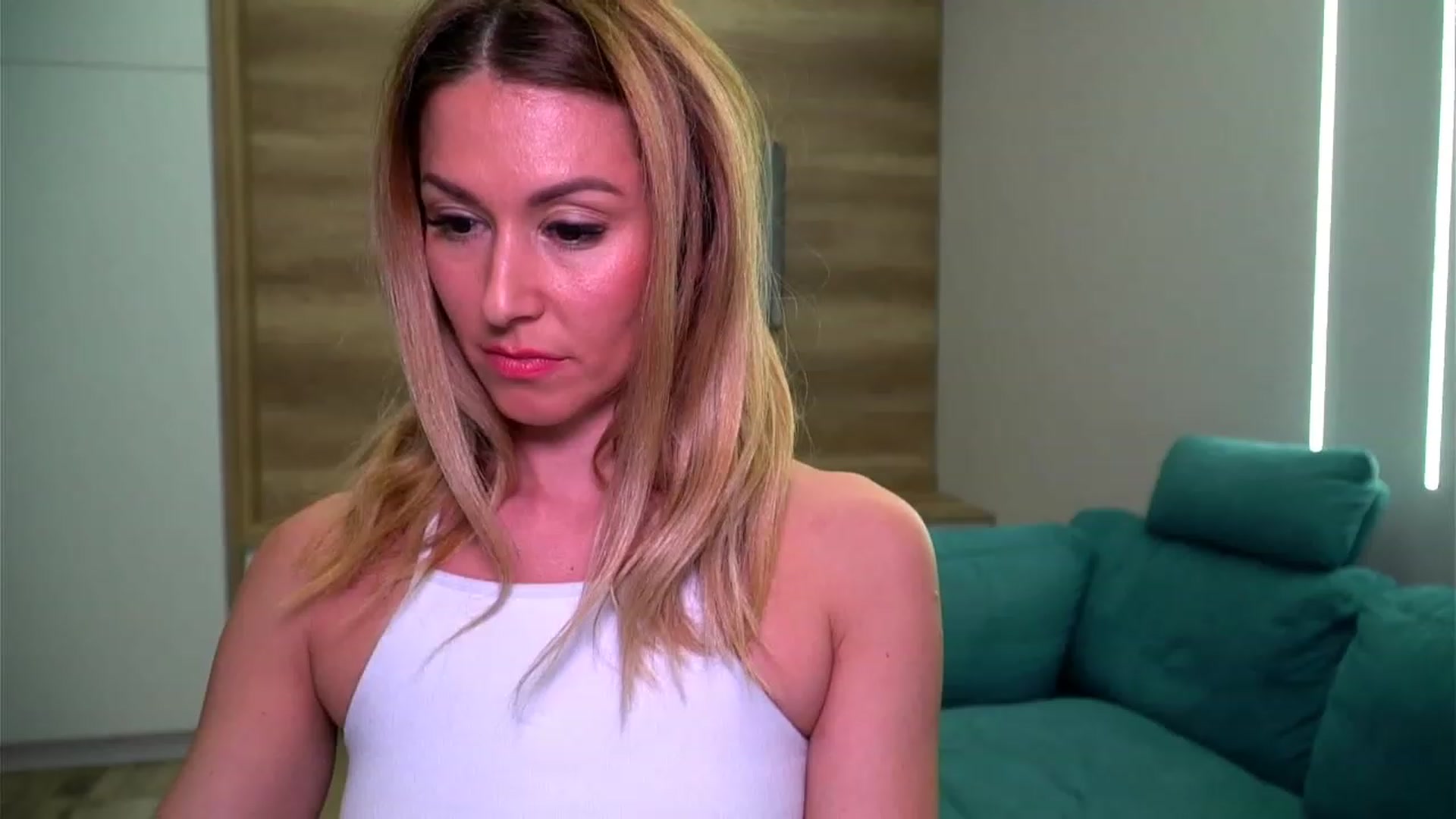 Gallery image thumbnail from lovelylollly's myfreecams stream on, 03/02/2023, 15:59 image 17 of 20