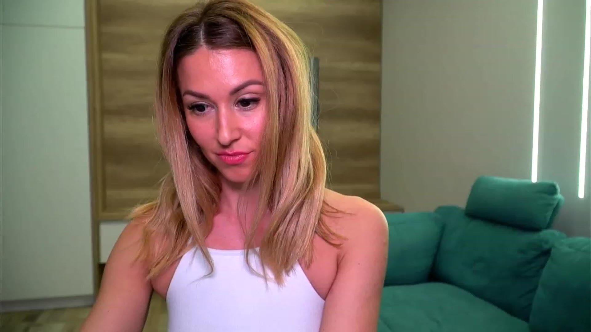 Gallery image thumbnail from lovelylollly's myfreecams stream on, 03/02/2023, 15:59 image 5 of 20