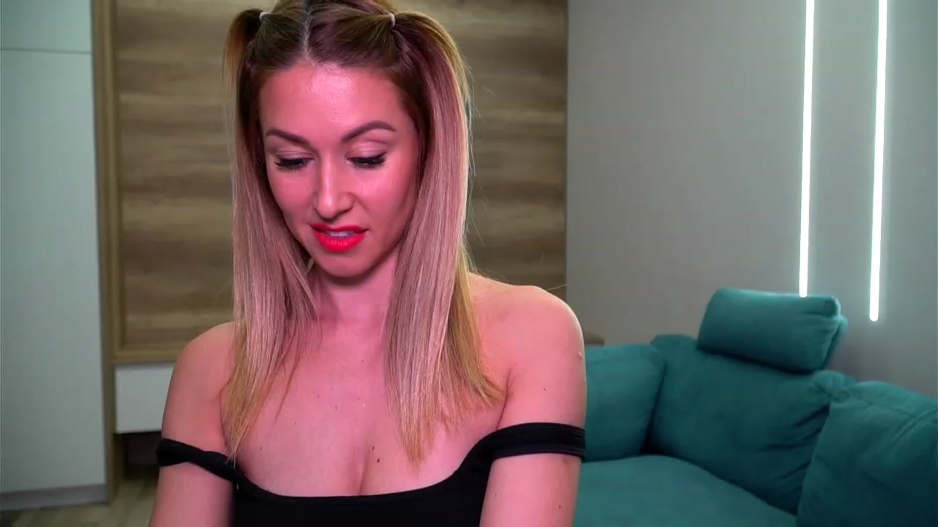 Gallery image thumbnail from lovelylollly's myfreecams stream on, 03/08/2023, 07:49 image 2 of 20