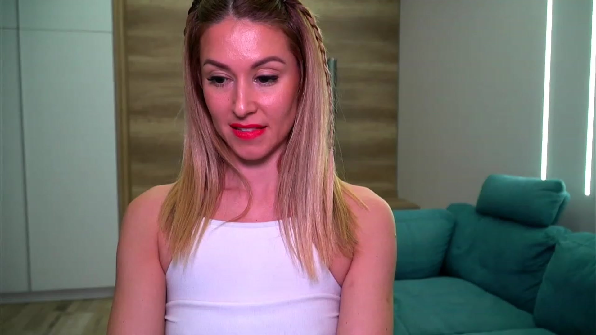Gallery image thumbnail from lovelylollly's myfreecams stream on, 03/08/2023, 10:30 image 16 of 20