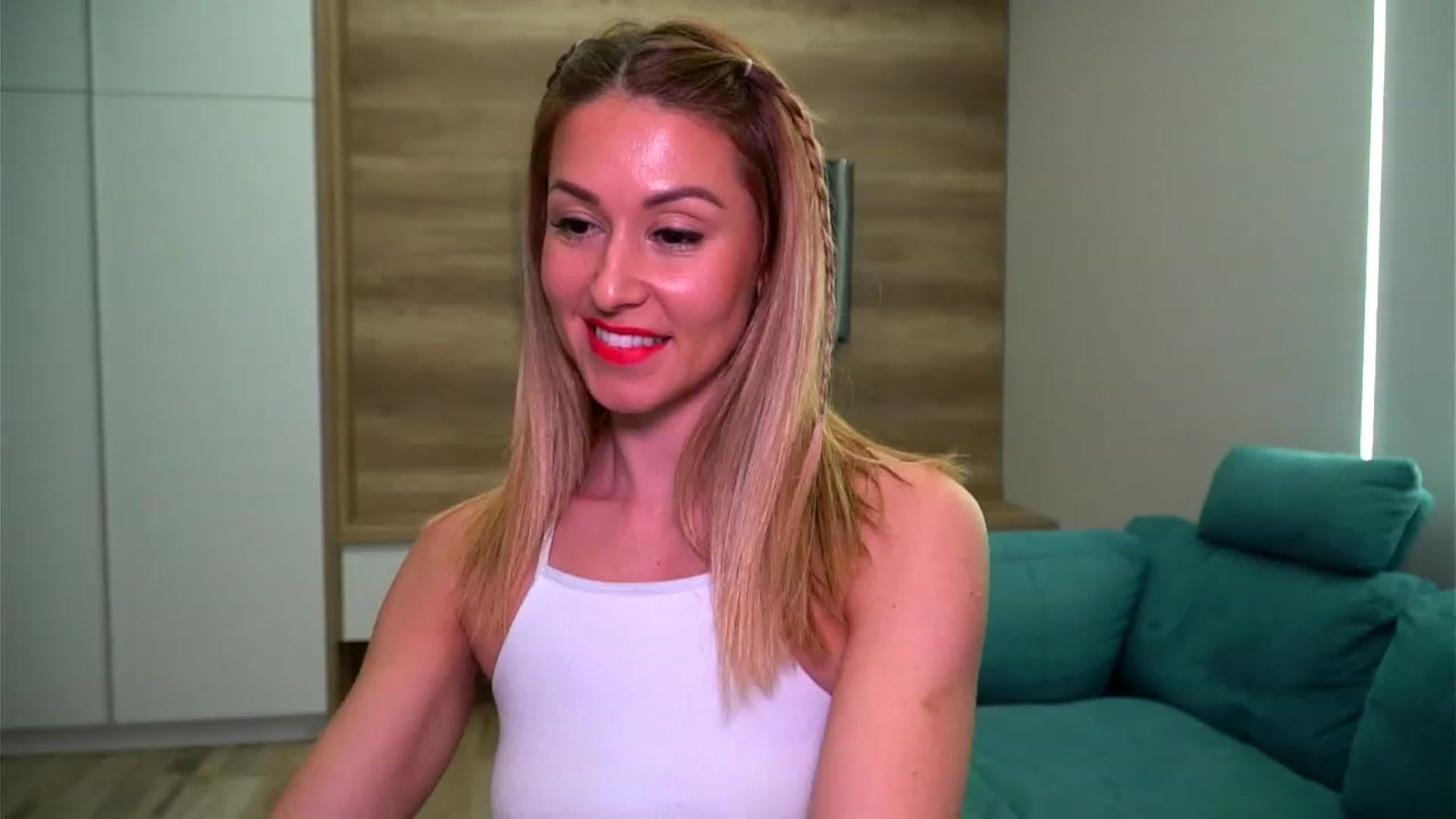 Gallery image thumbnail from lovelylollly's myfreecams stream on, 03/08/2023, 10:30 image 19 of 20
