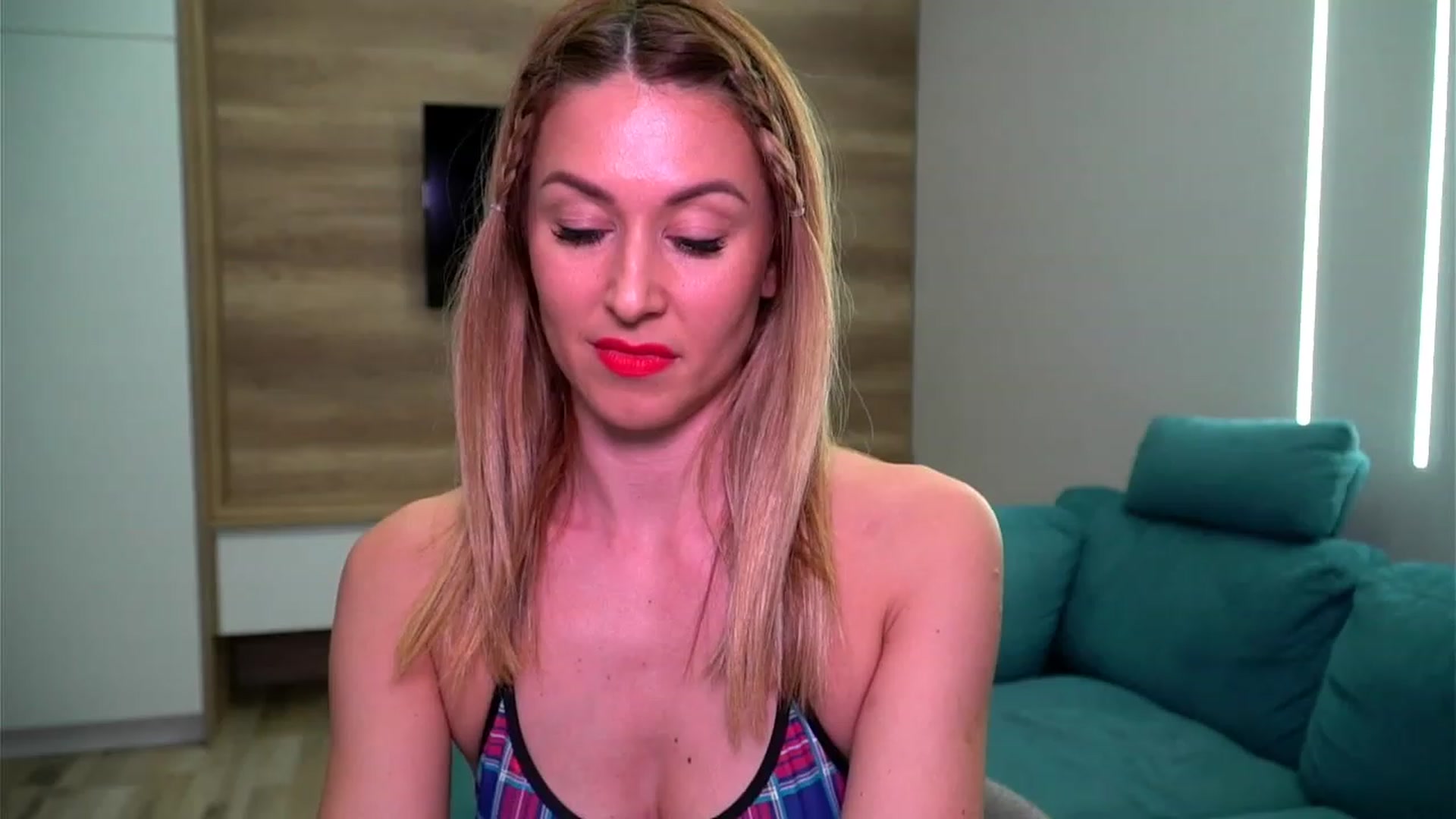 Gallery image thumbnail from lovelylollly's myfreecams stream on, 03/10/2023, 13:05 image 15 of 20