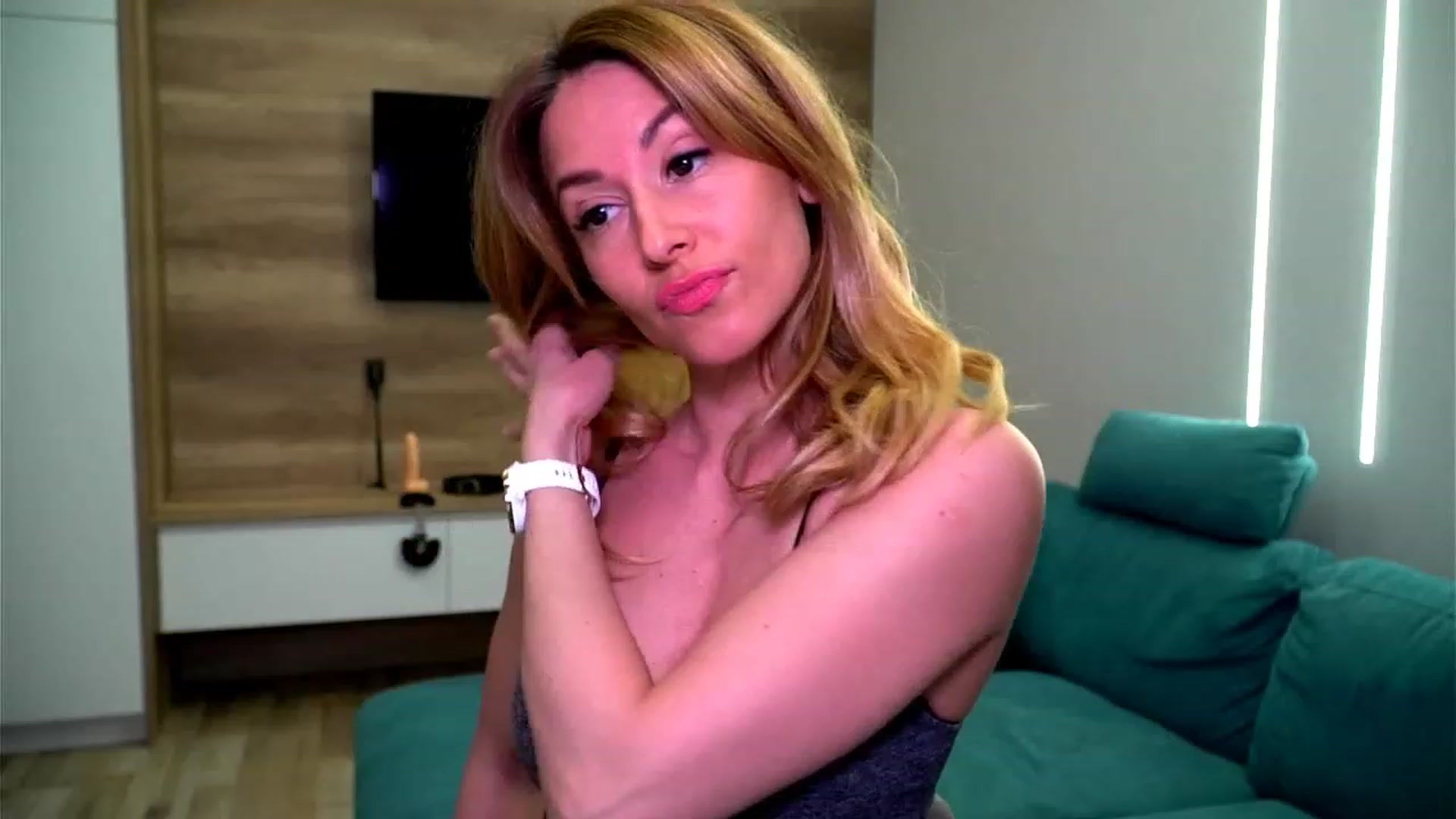 Gallery image thumbnail from lovelylollly's myfreecams stream on, 03/21/2023, 08:44 image 16 of 20