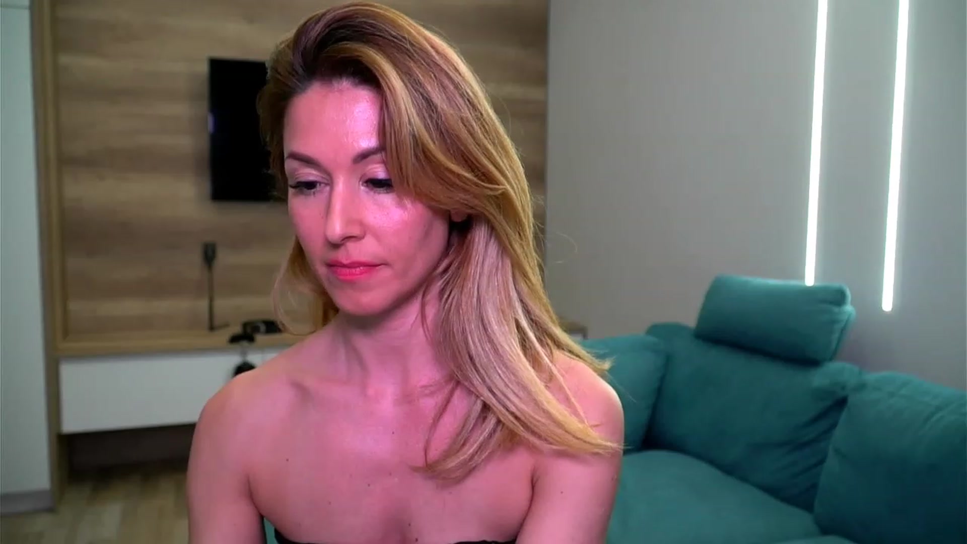 Gallery image thumbnail from lovelylollly's myfreecams stream on, 03/23/2023, 13:38 image 19 of 20