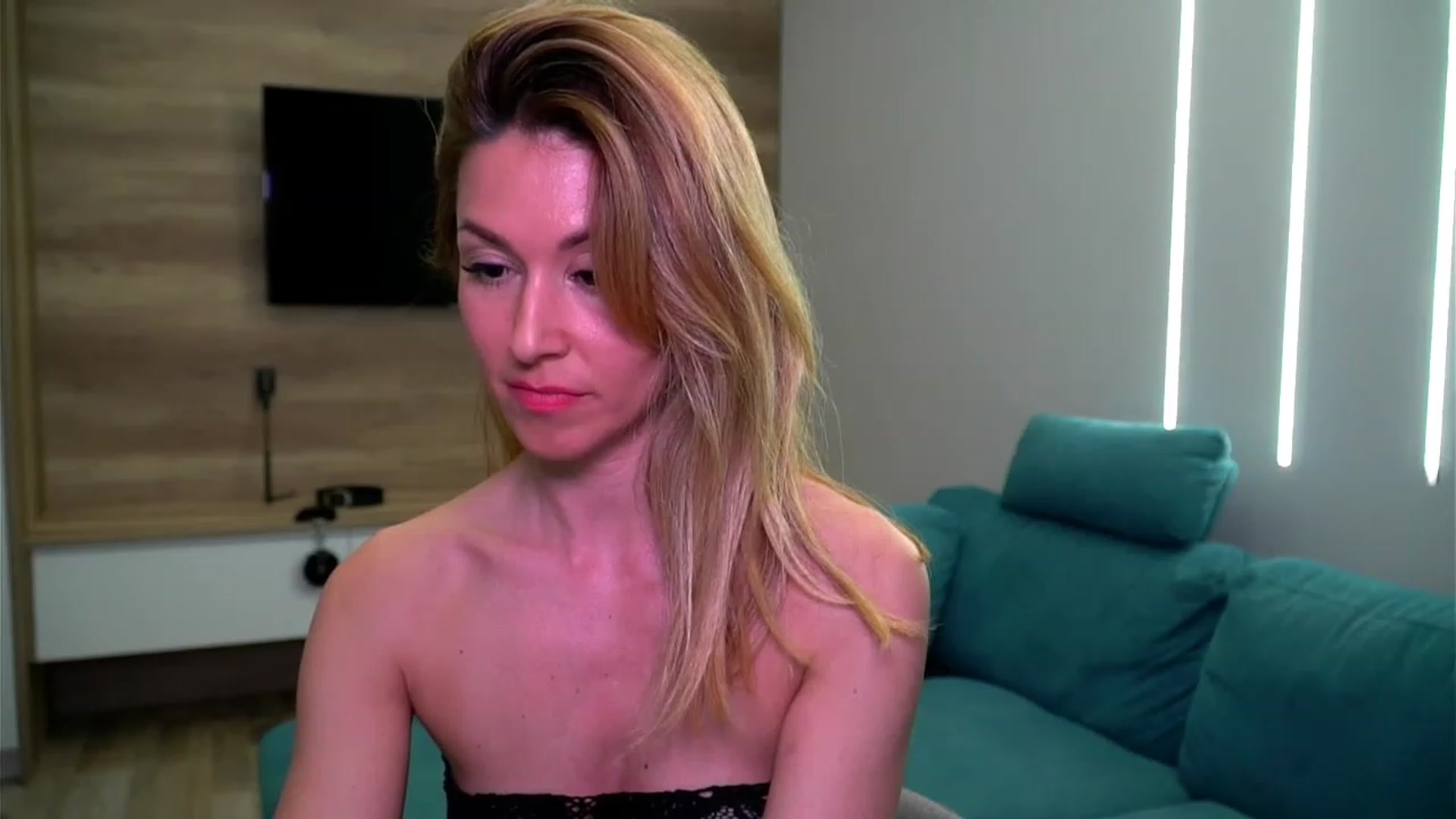 Gallery image thumbnail from lovelylollly's myfreecams stream on, 03/23/2023, 13:38 image 16 of 20