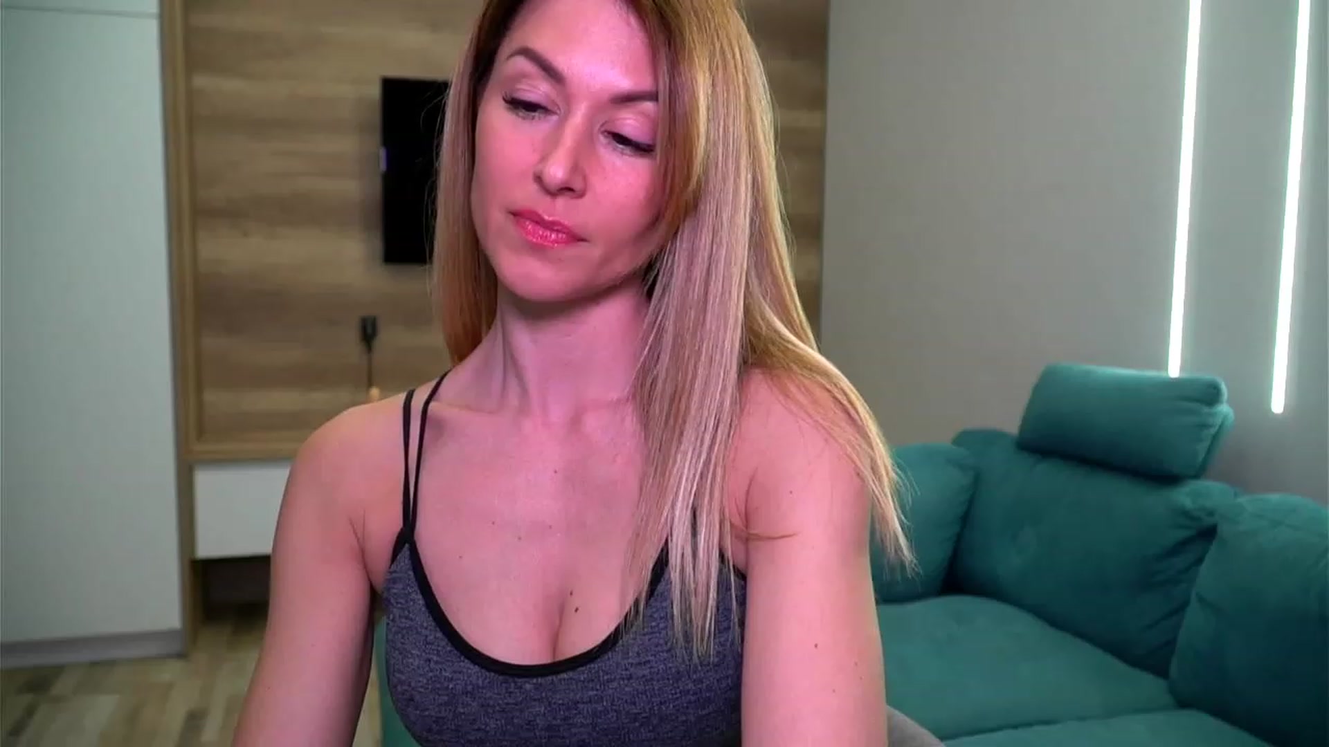 Gallery image thumbnail from lovelylollly's myfreecams stream on, 04/03/2023, 11:00 image 11 of 20
