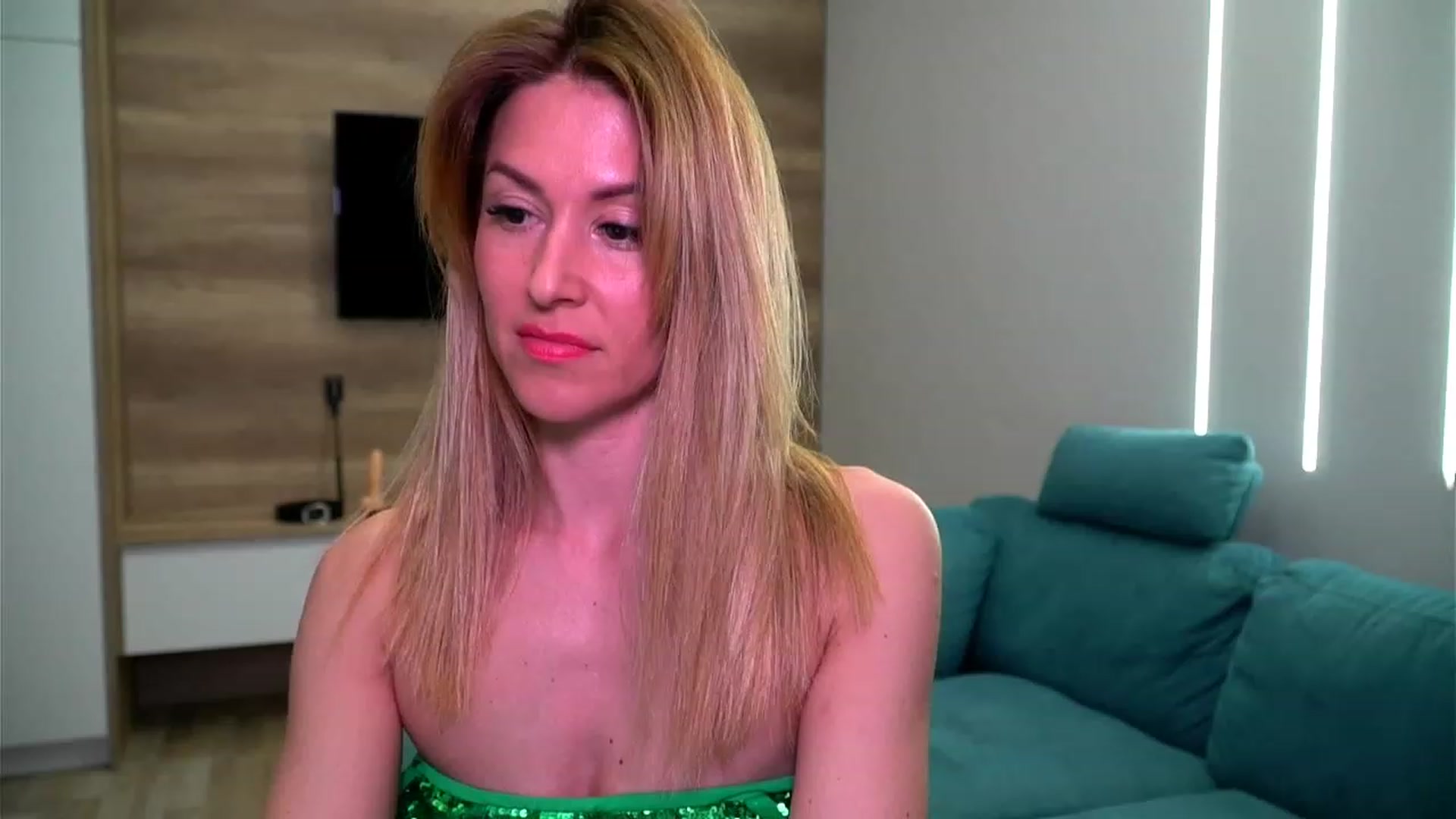 Gallery image thumbnail from lovelylollly's myfreecams stream on, 04/12/2023, 12:45 image 19 of 20