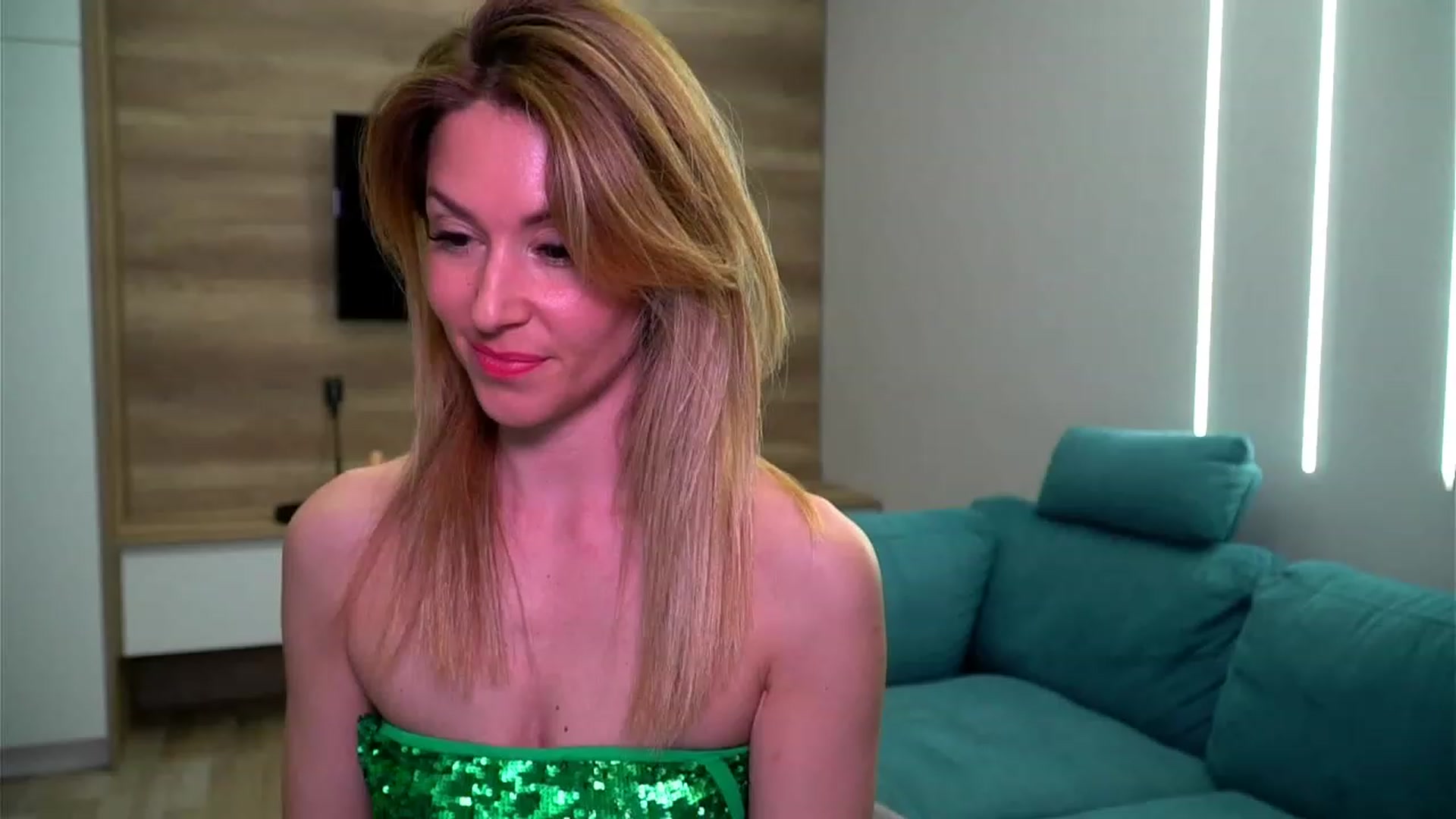 Gallery image thumbnail from lovelylollly's myfreecams stream on, 04/12/2023, 12:45 image 10 of 20