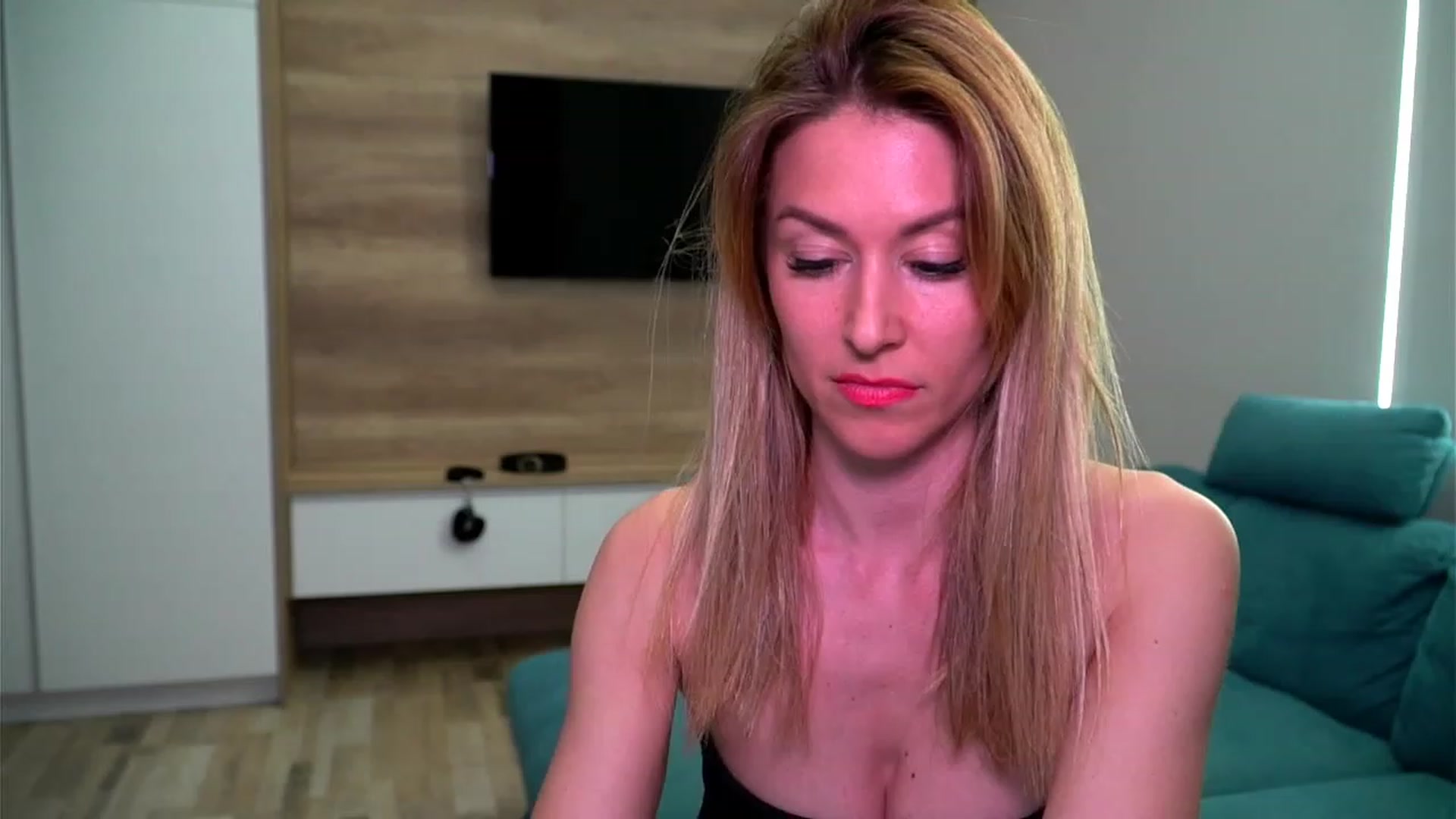 Gallery image thumbnail from lovelylollly's myfreecams stream on, 04/13/2023, 14:07 image 19 of 20