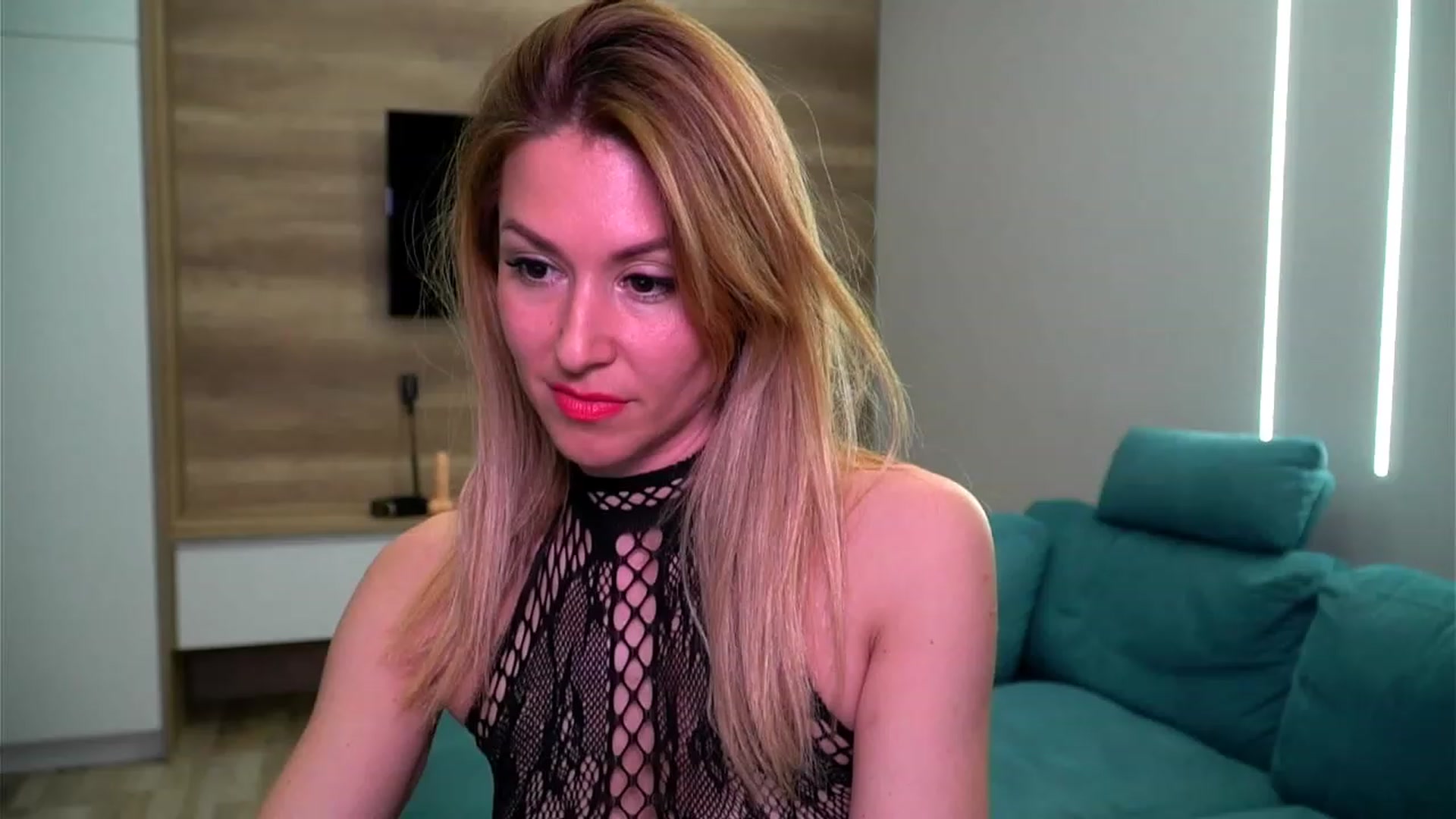 Gallery image thumbnail from lovelylollly's myfreecams stream on, 04/14/2023, 11:57 image 7 of 20