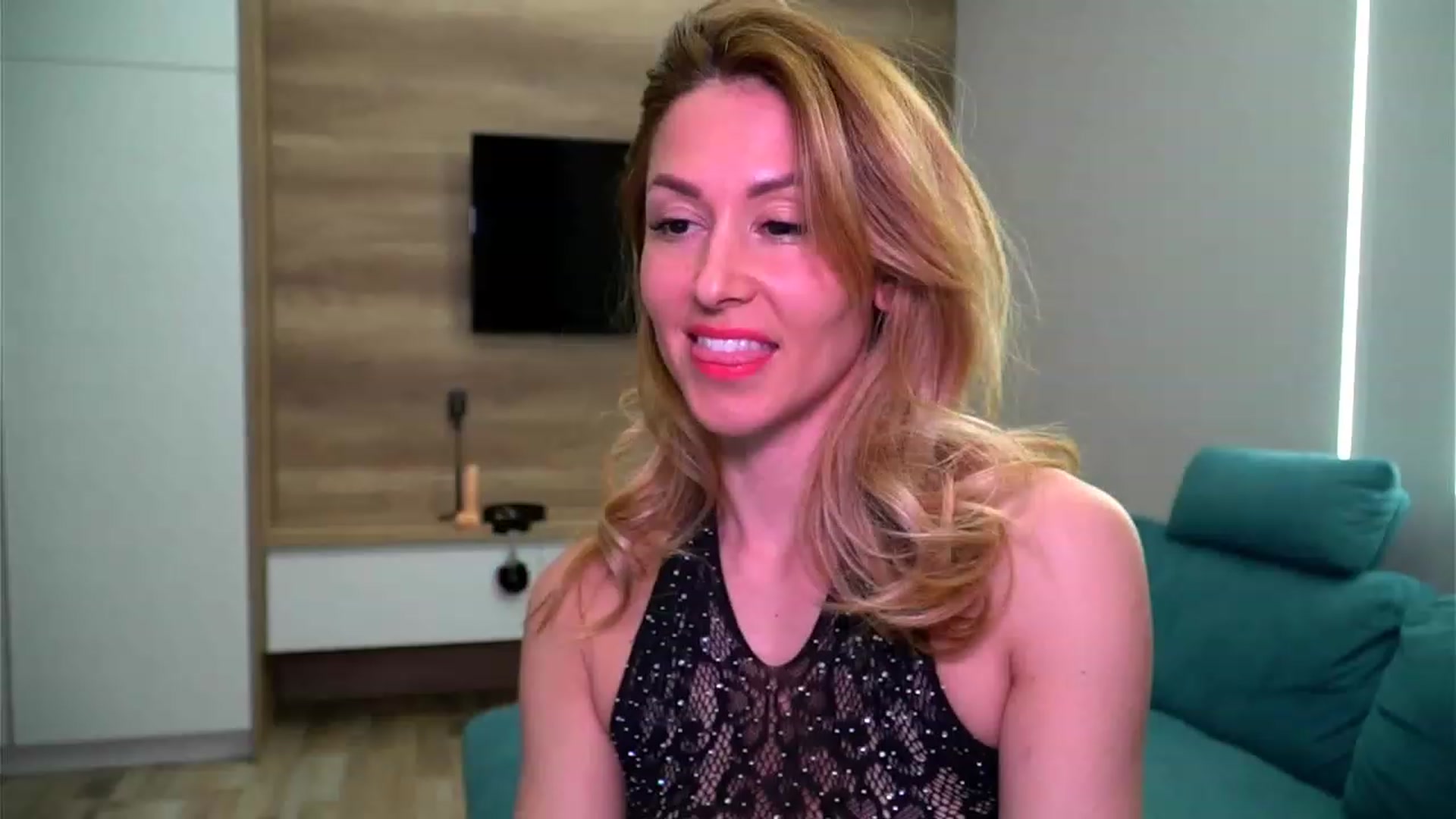Gallery image thumbnail from lovelylollly's myfreecams stream on, 04/18/2023, 11:59 image 18 of 20