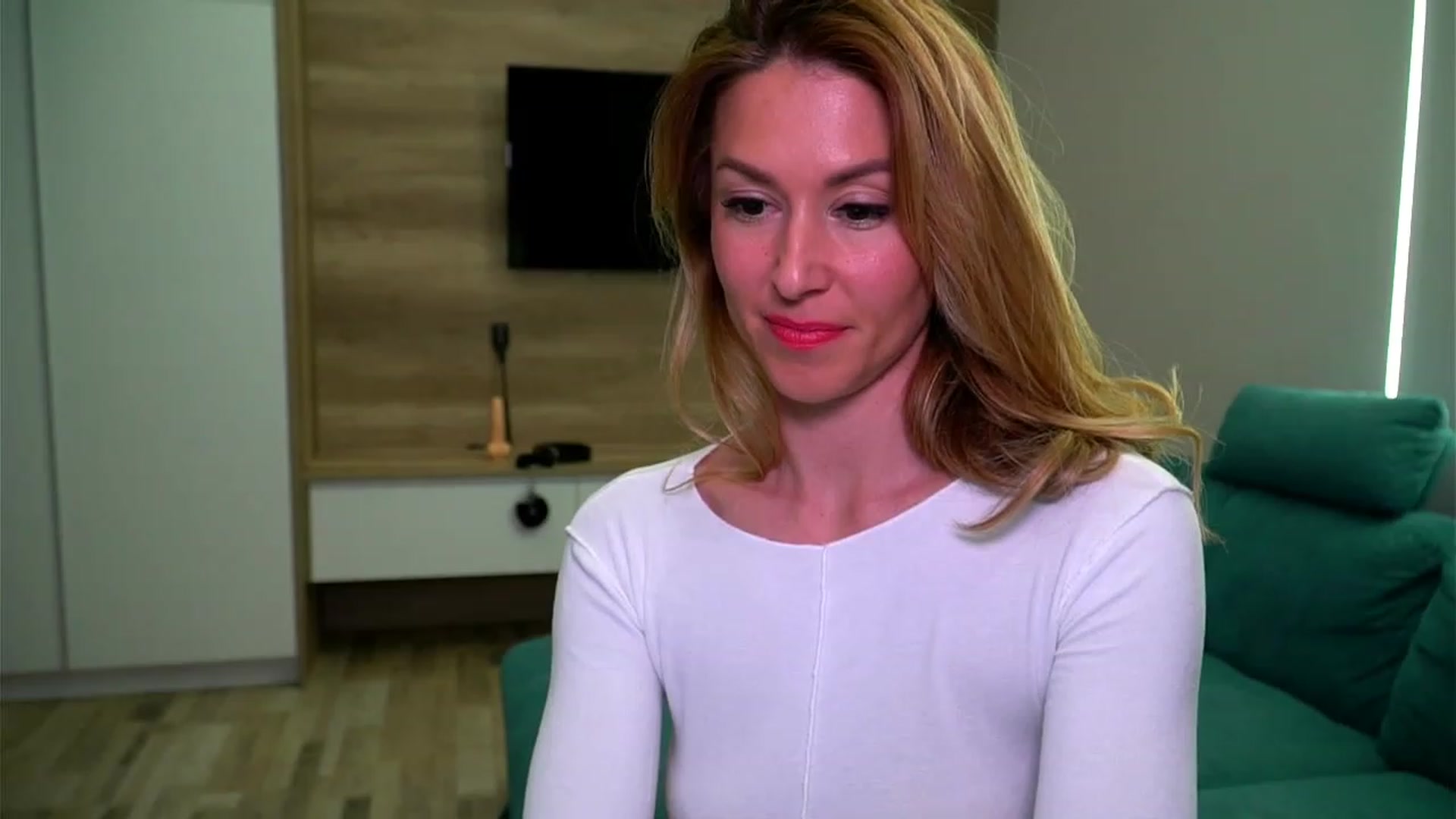 Gallery image thumbnail from lovelylollly's myfreecams stream on, 04/19/2023, 14:39 image 2 of 20