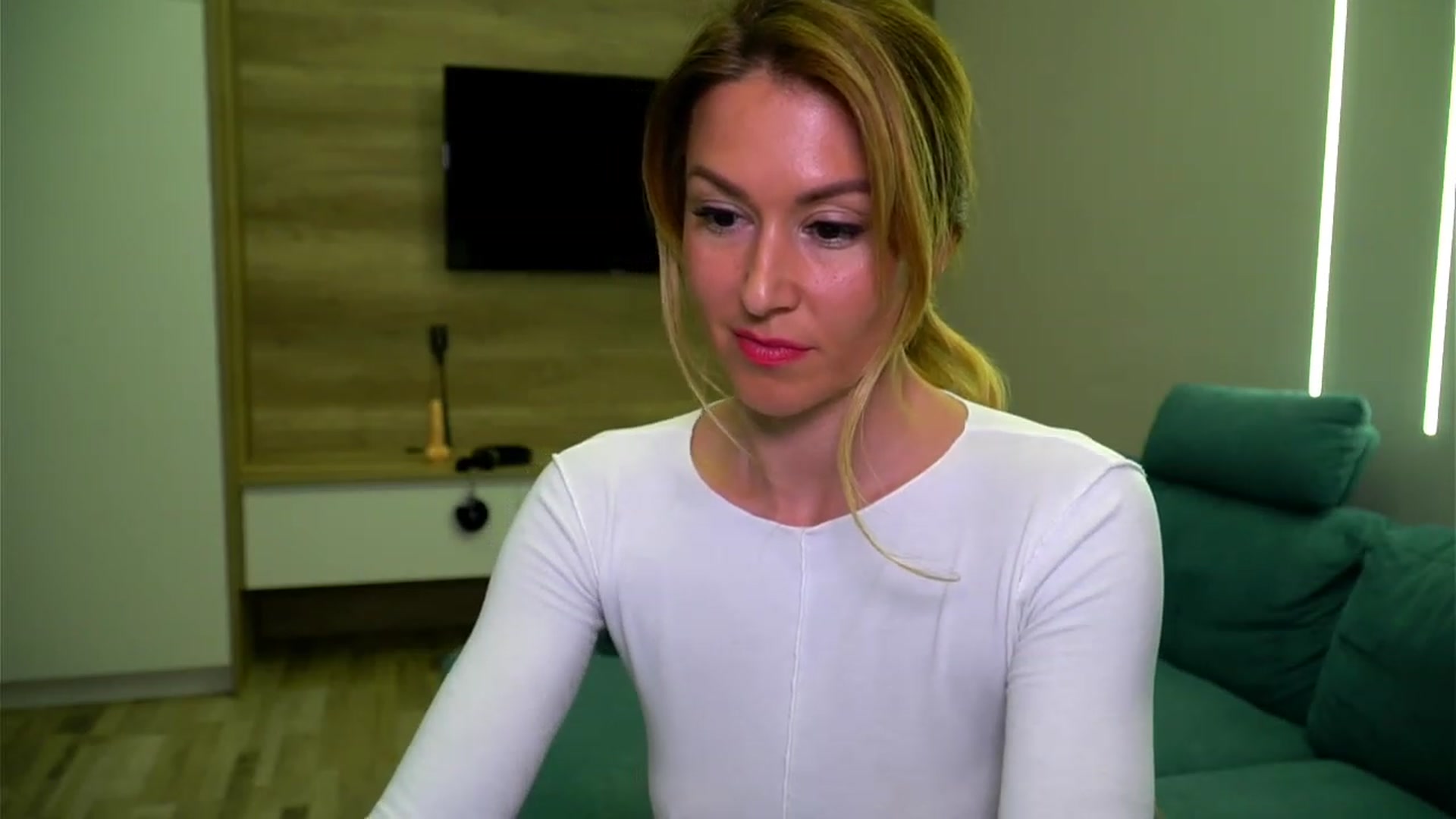 Gallery image thumbnail from lovelylollly's myfreecams stream on, 04/19/2023, 14:39 image 13 of 20